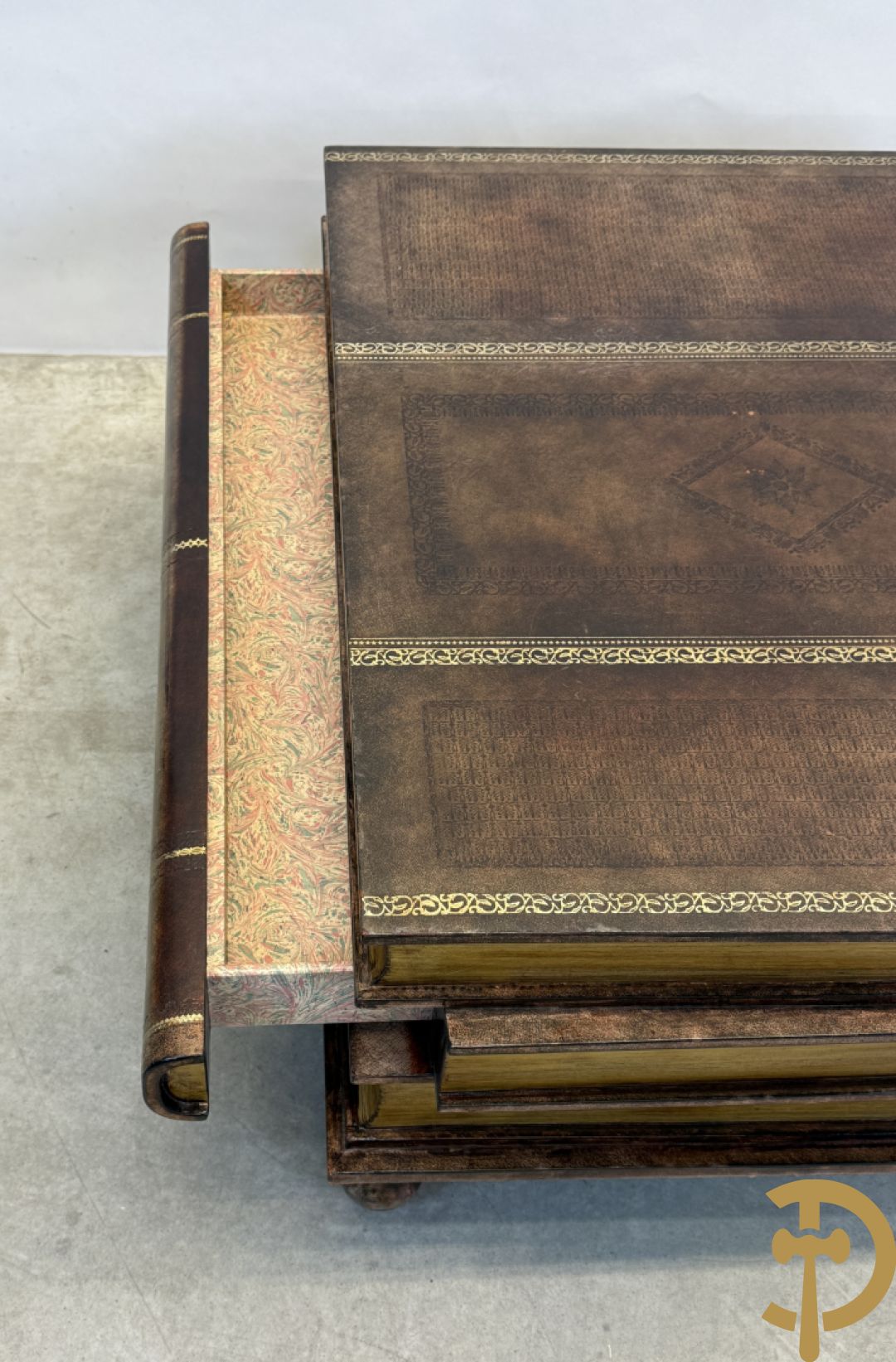 Salontafel met leder bekleed in de vorm van 3 op elkaar gestapelde boeken