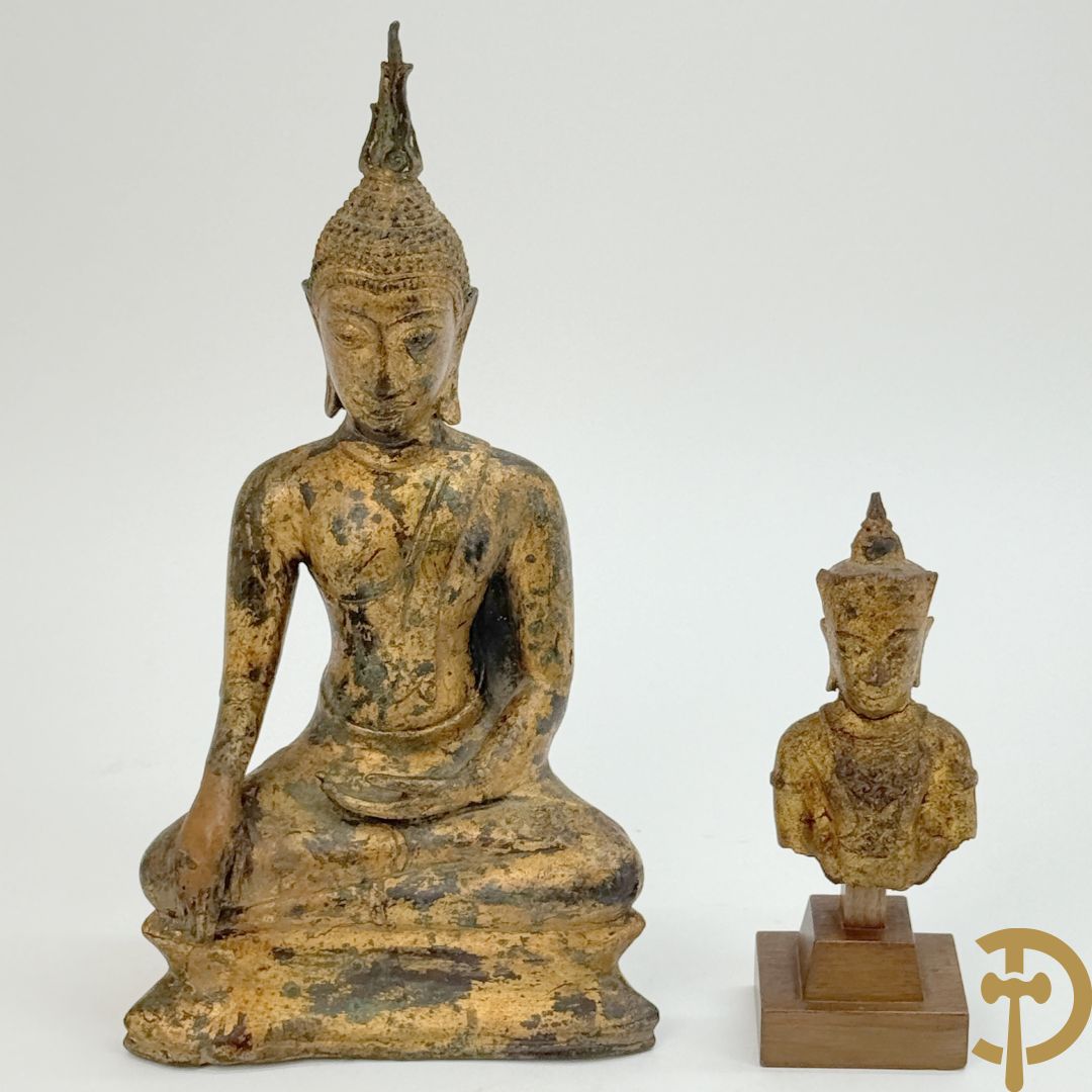 Bronzen zittende boedha in verloren was techniek + fragment van Tibetaans vergulde boedha + bronzen boedhahoofd op houten sokkel