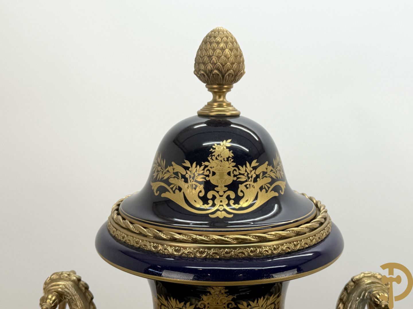 Onleesbaar getekend rechts onder, Sèvres stijl vaas met dubbel decor van romantische genrescène en landschapsscène, met bronzen ornamenten bezet