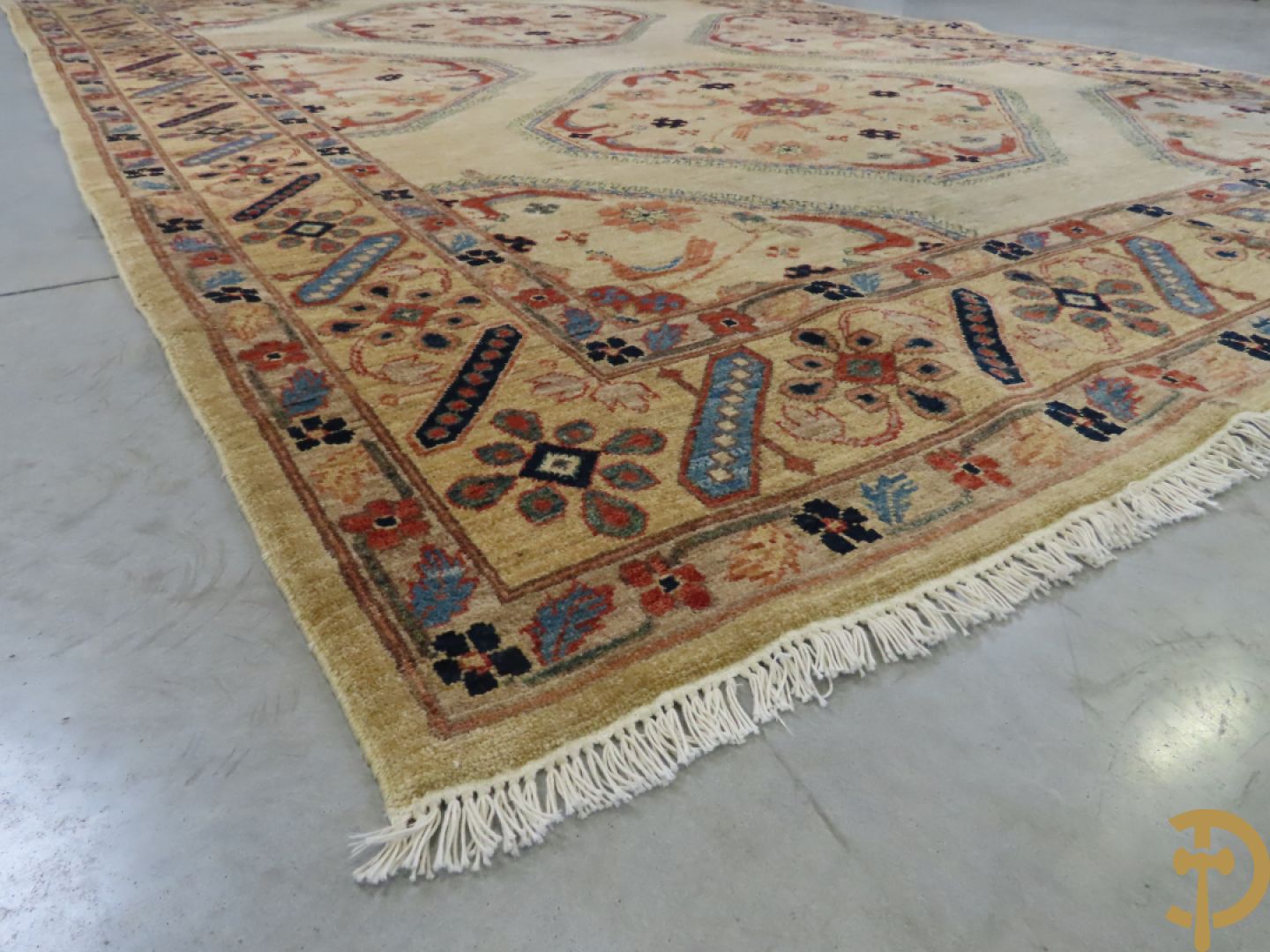 Oosters handgeknoopt tapijt met bloemen- en vogelmotieven op beige fond