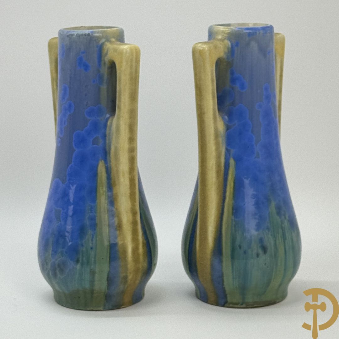 Paar Art deco vazen in meerkleurige keramiek, Pierrefonds (Oise streek), onderaan getekend V H