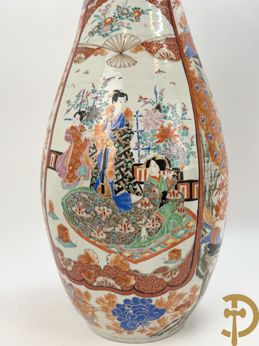 Paar Japanse porseleinen waaiervazen met bloemen en geanimeerd decor