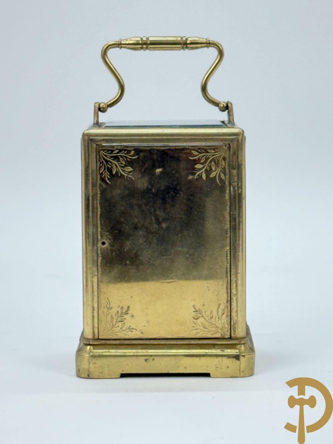 Koperen reiswekker bezet met handbeschilderde porseleinen plakkettes met romantisch decor