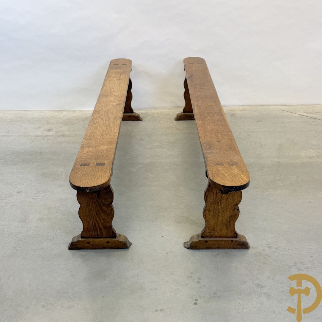 Paar massief eiken kloosterbanken met afgeronde zijkanten