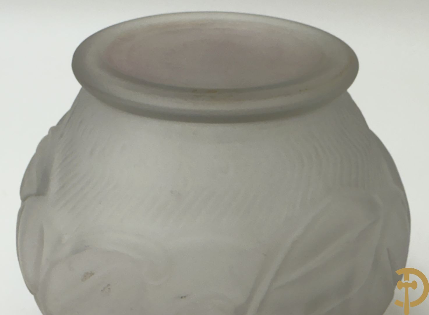 Geperste glazen Art deco vaas, Scailmont H.H. gemerkt  (Henri Heemkerk) + pique fleur in geperst glas met bloemenmotieven Scailmont gemerkt