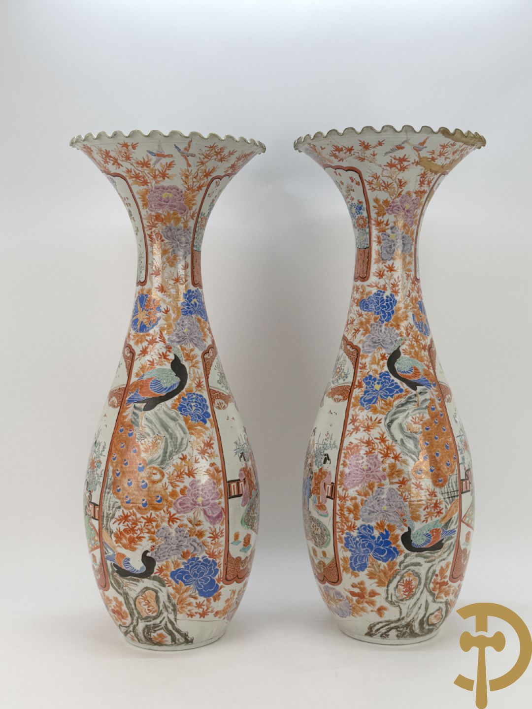 Paar Japanse porseleinen waaiervazen met bloemen en geanimeerd decor