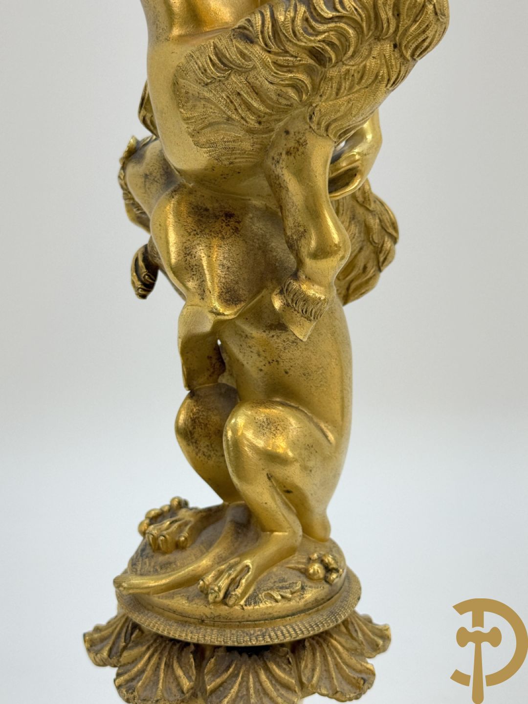 Paar bronzen kandelaars met sater en naakte dame, versierd met accanthusranken en dierenmotieven