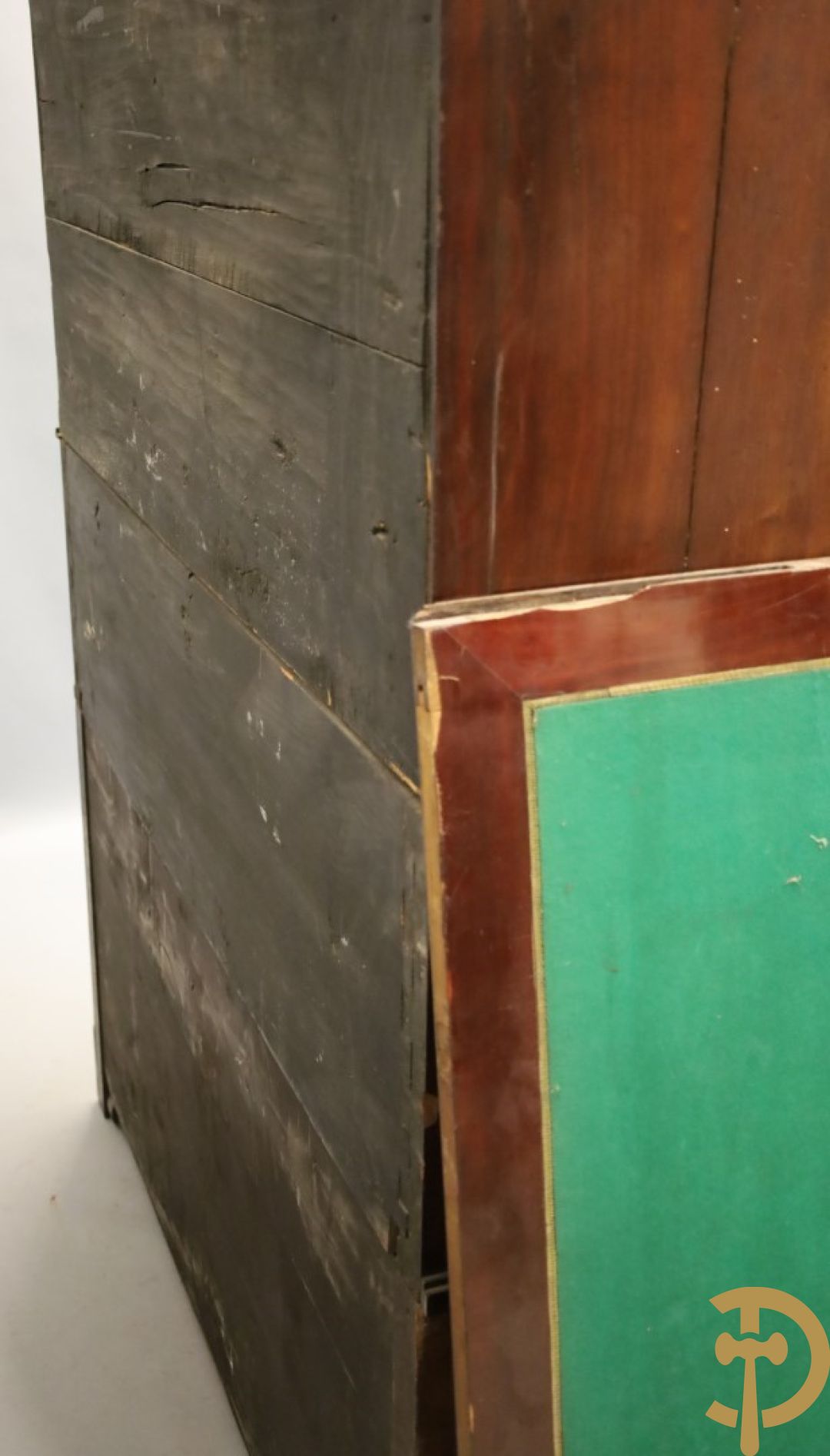 Imposant notelaren cilinderbureau met bovenbouw met ingemaakte lades, cilinderklep en uittrekbaar schrijfblad - drie deuren onderaan - 19e