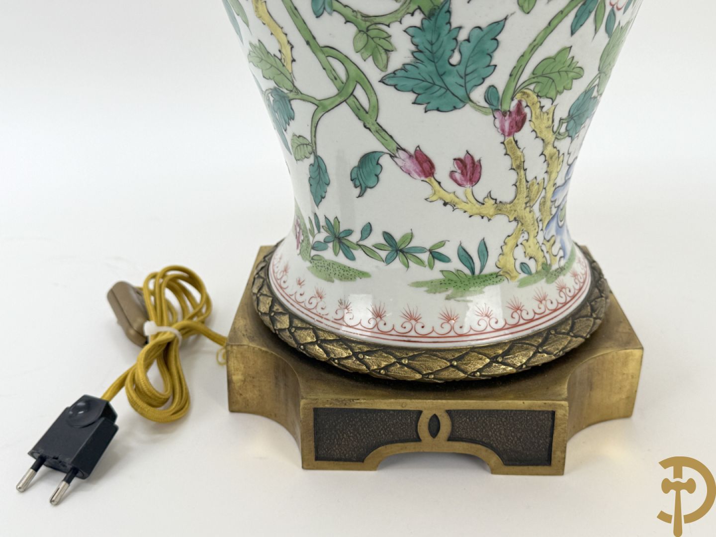 Porseleinen vaas met decor van vogels en pioenrozen, Samson, gemonteerd als lampadaire