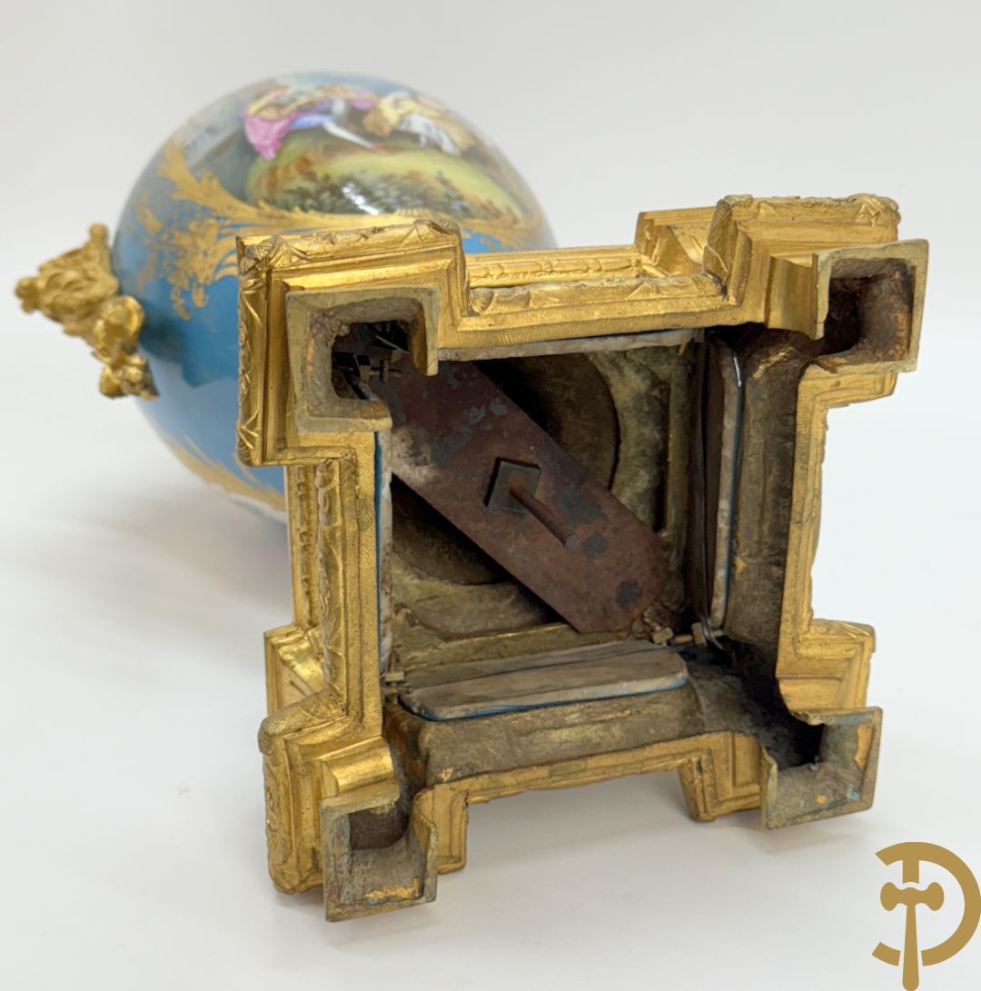 Driedelige bronzen Franse garnituur bezet met cupido