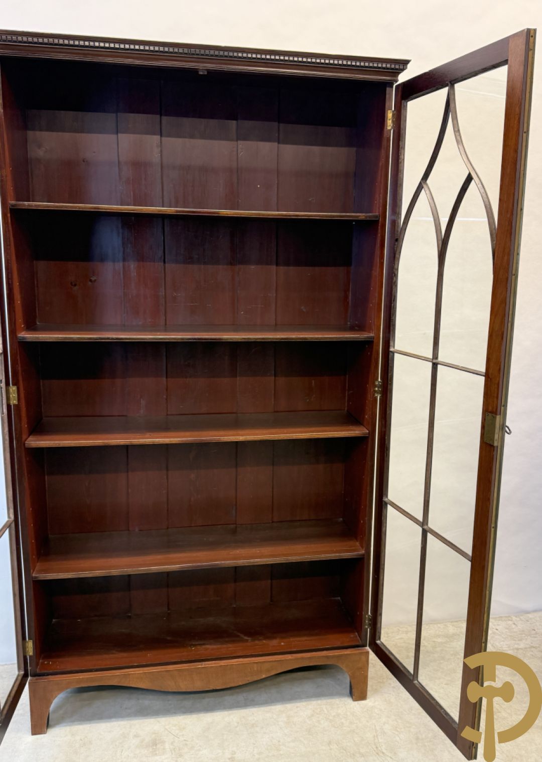 Paar Engelse mahoniehouten vitrines met legbanken