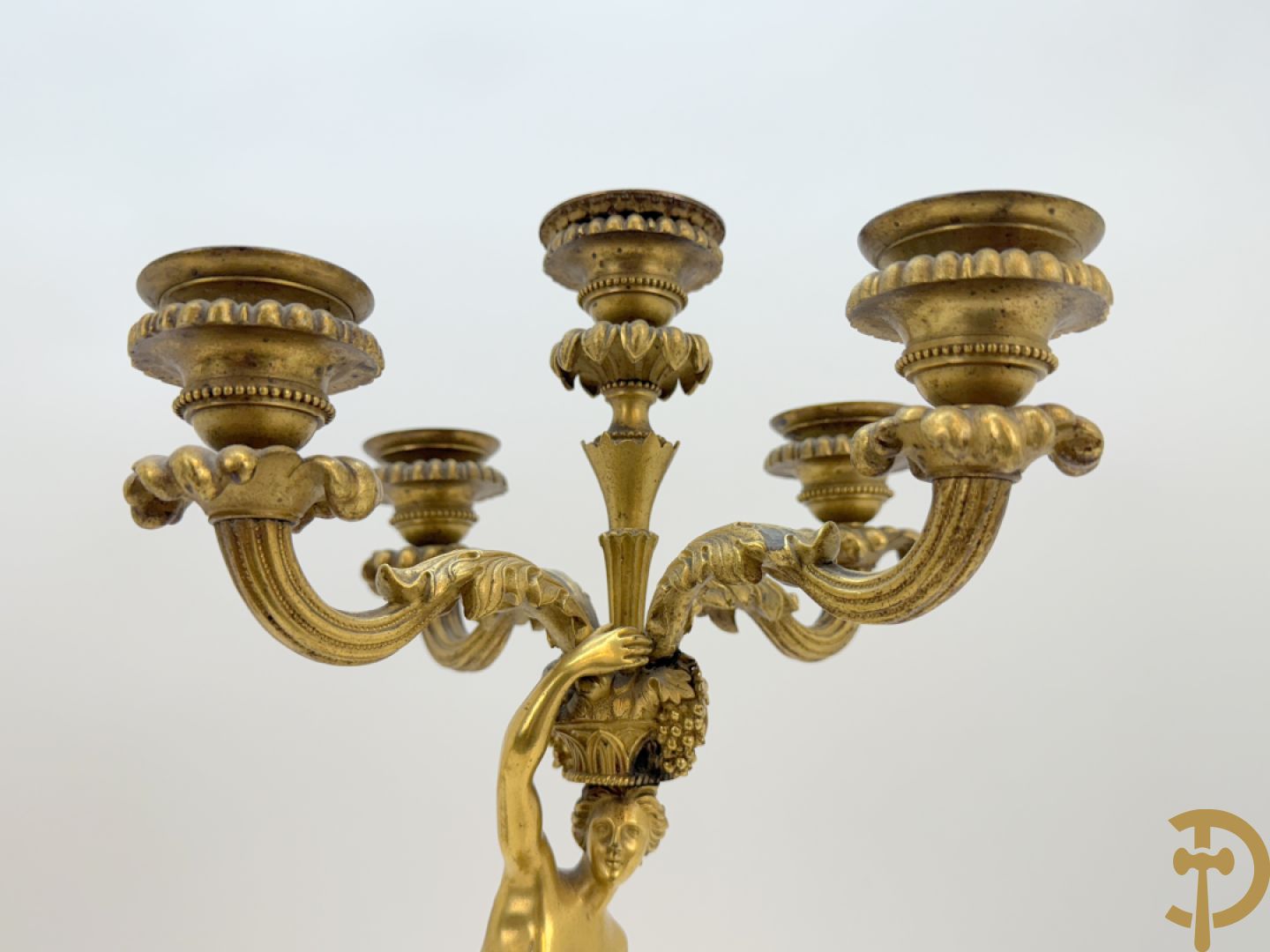 Paar bronzen kandelaars met sater en naakte dame, versierd met accanthusranken en dierenmotieven