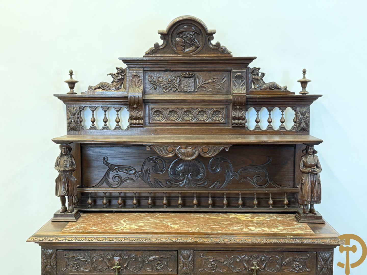 Massief eiken Bretoense eetkamer bestaande uit buffet met 3 deuren boven, 2 deuren onder, lades midden en gesculpteerde geanimeerde scènes + desserte + uittrekbare tafel + 6 stoelen + extra allonge