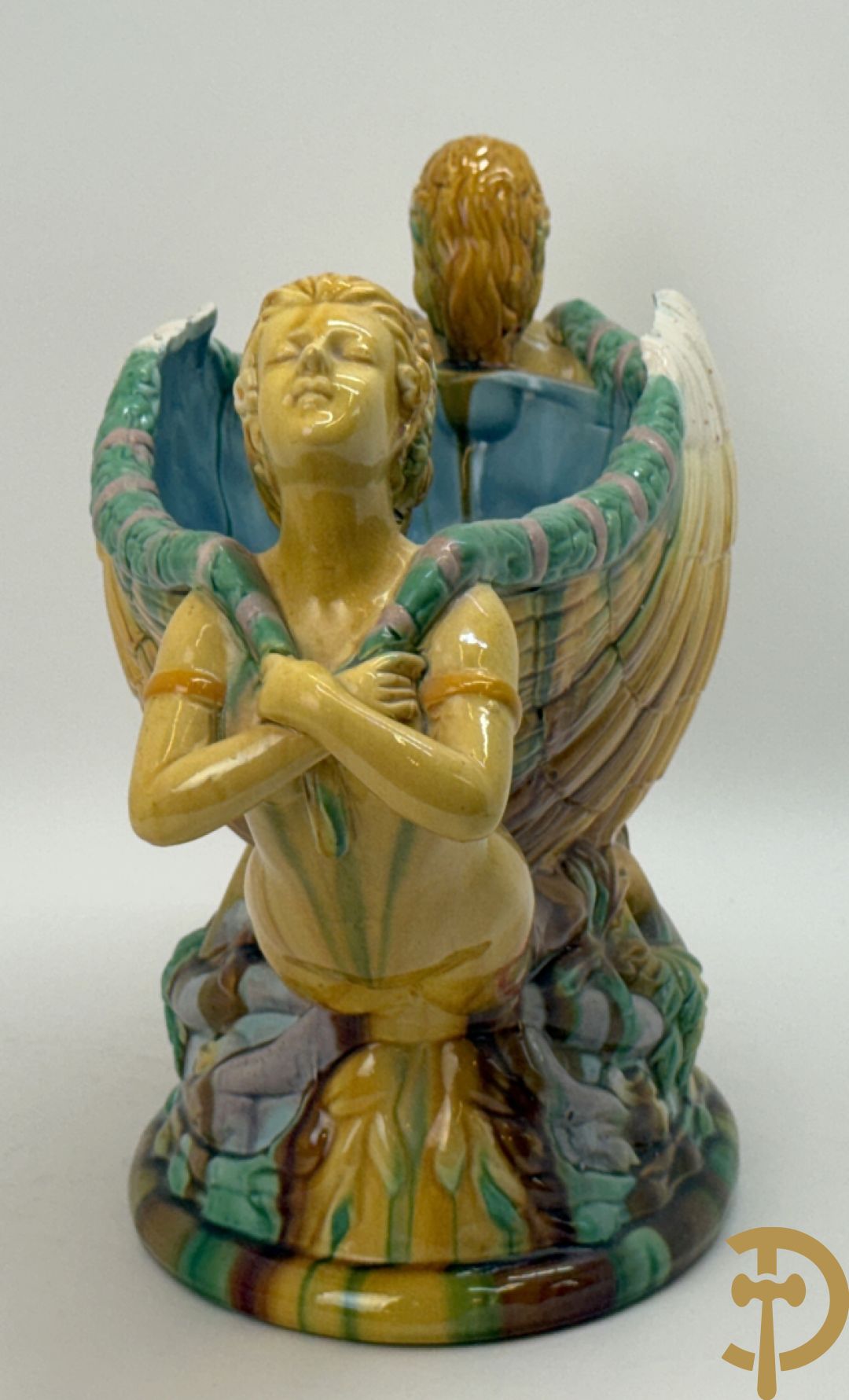 Bloemenjardinière in Majolica met paar dames houdende een schelp