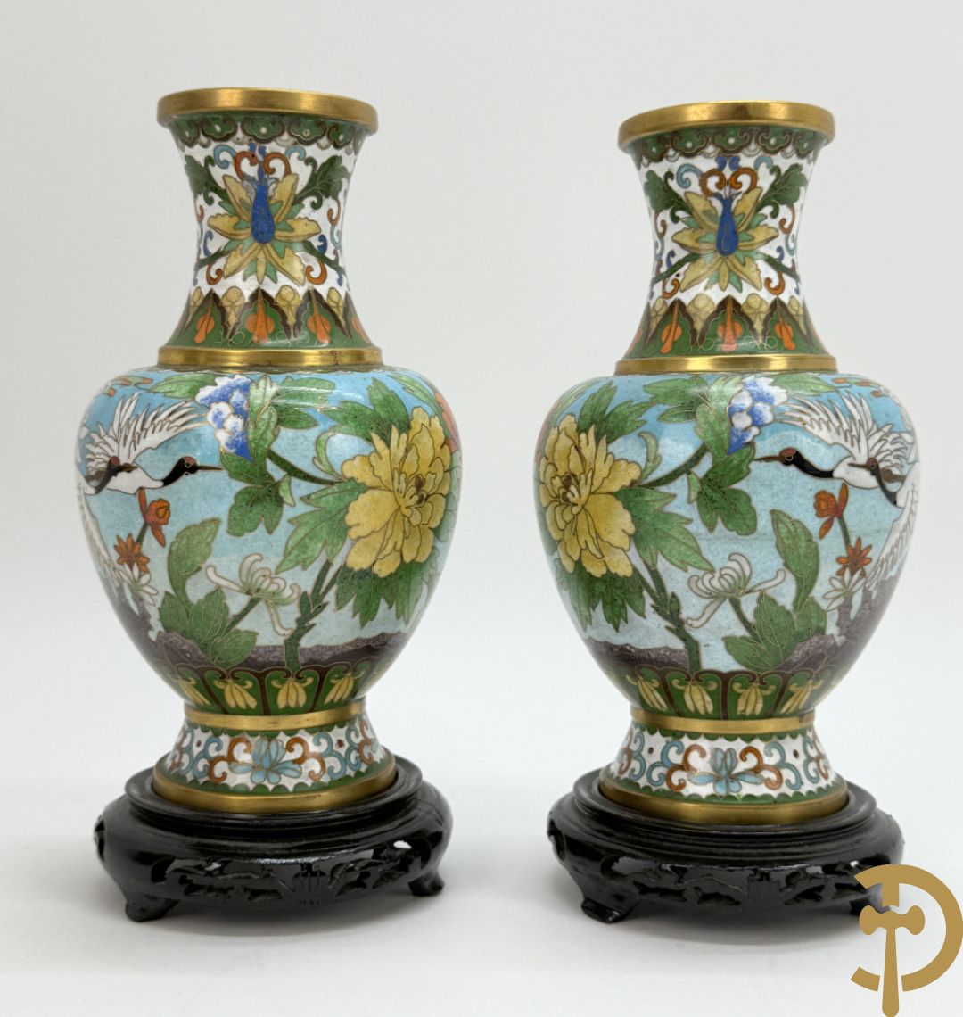 Paar ballustervormige cloisonévazen met decor van vogels en bloemen - op houten sokkel + paar kleine cloisonévazen met vogel en bloemendecor - op houten sokkel