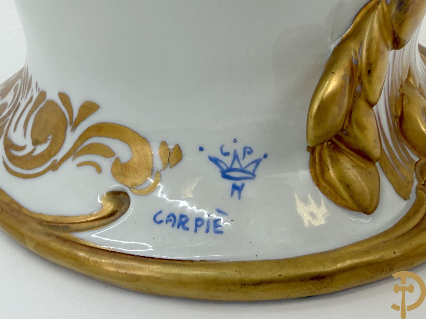 Paar porseleinen cornetvazen met bloemendecor, deels verguld, gemerkt Capo di Monte