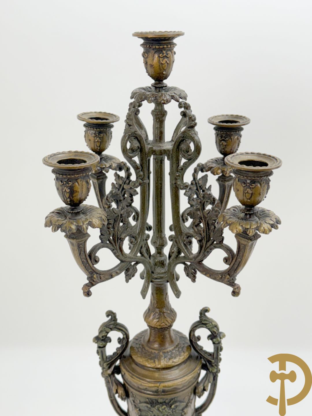 Driedelige zamak garnituur bestaande uit pendule met cupido en dame geflankeerd door paar vijfarmige kandelaars, Bruchon getekend