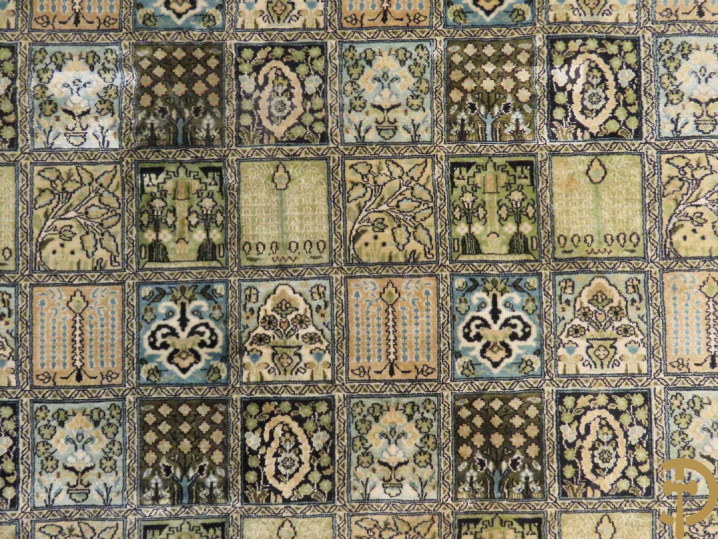 Oosters handgeknoopt tapijt zijde op katoen met patronen