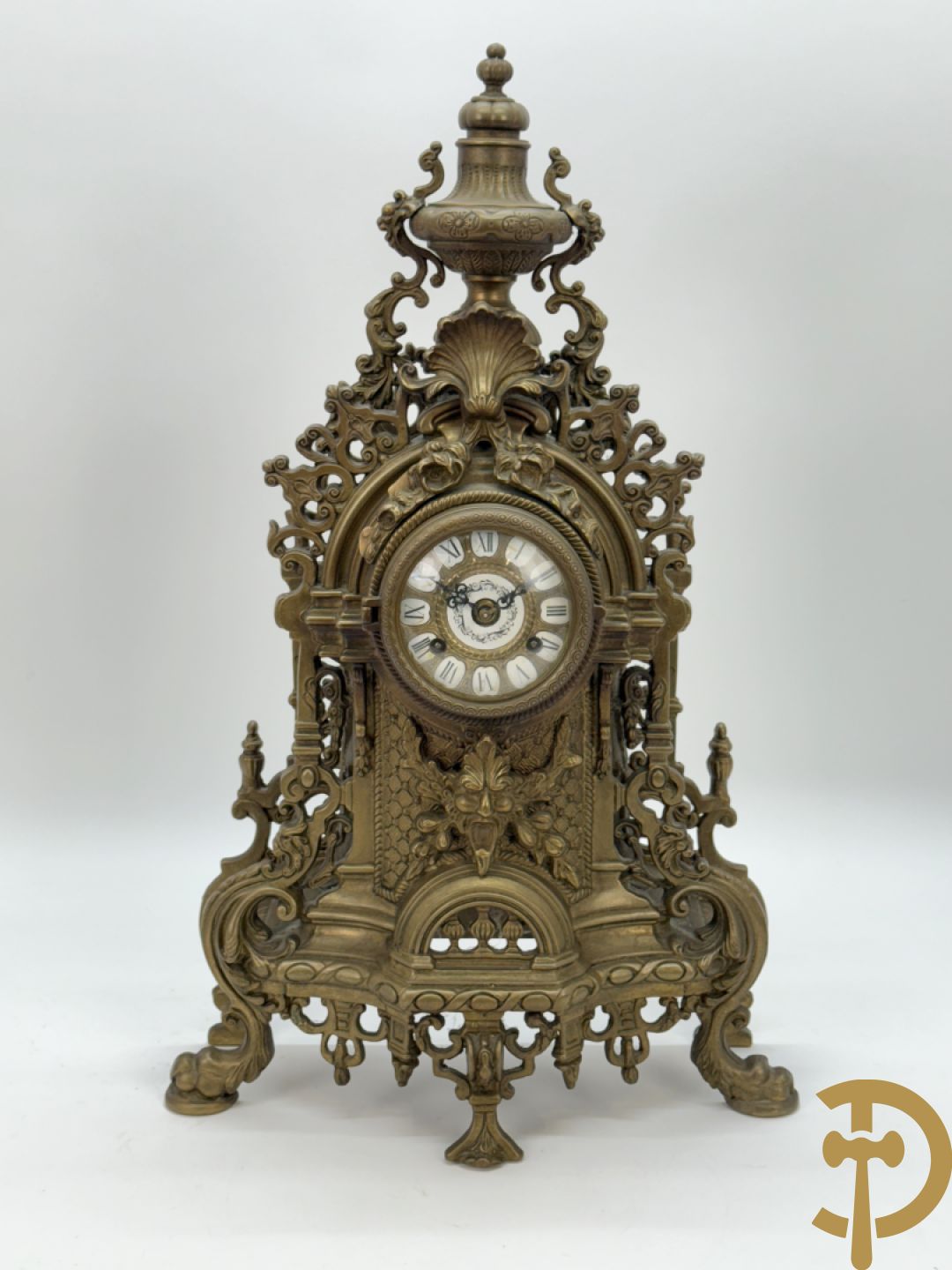 Driedelige koperen garnituur, klok geflankeerd door paar vijfarmige kandelaars