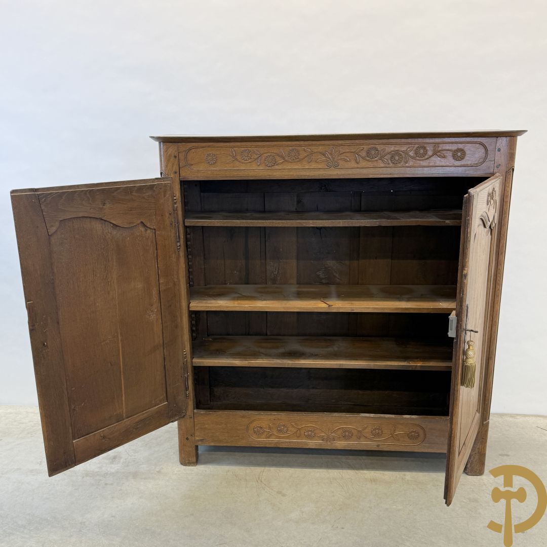 Massief eiken tweedeursdresse met gesculpteerde bloemen en afgestoken panelen in de deuren, Louis XV stijl, 19e