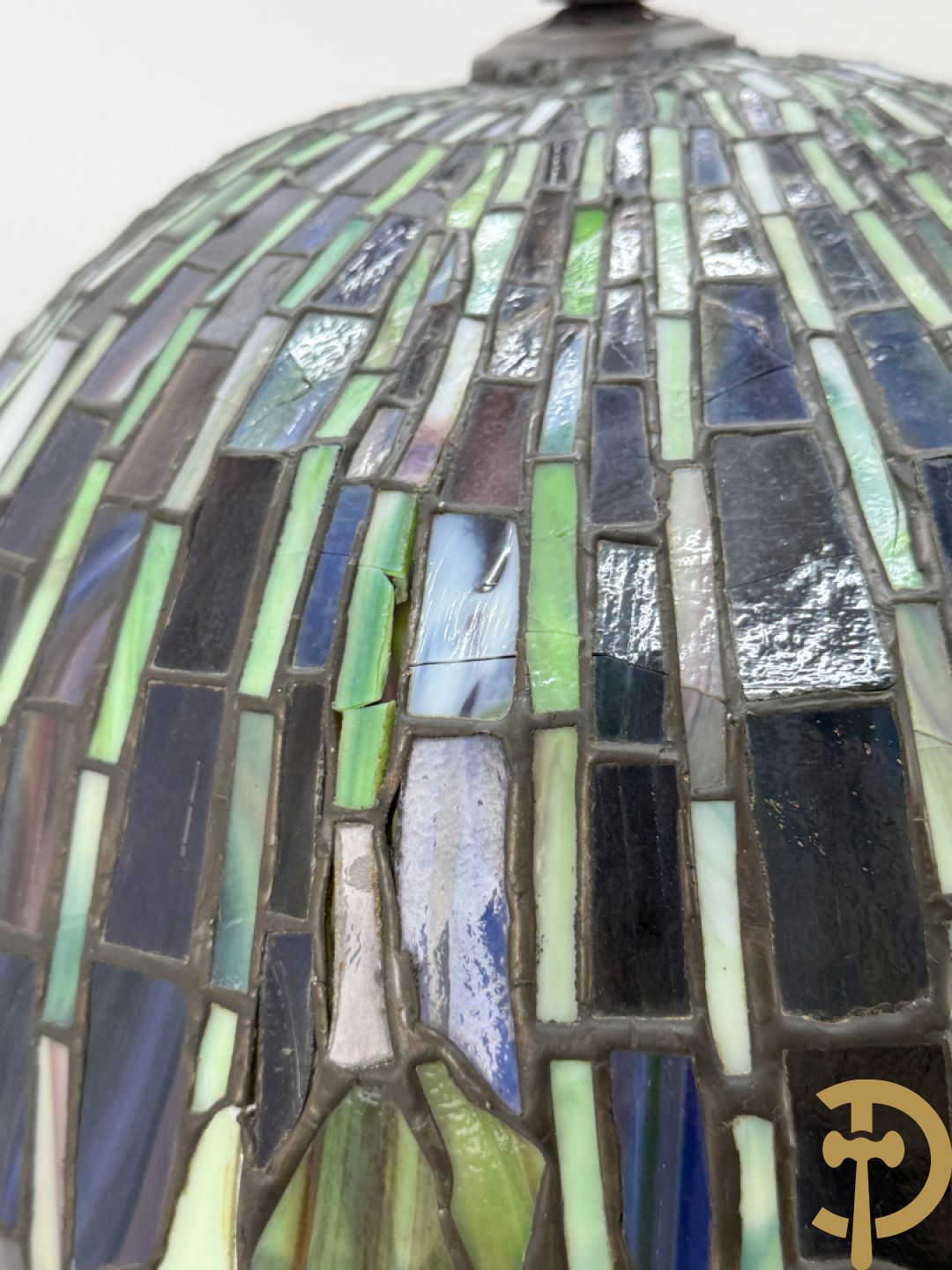 Bronzen tafellampadaire met kap met bloemen, Tiffany stijl