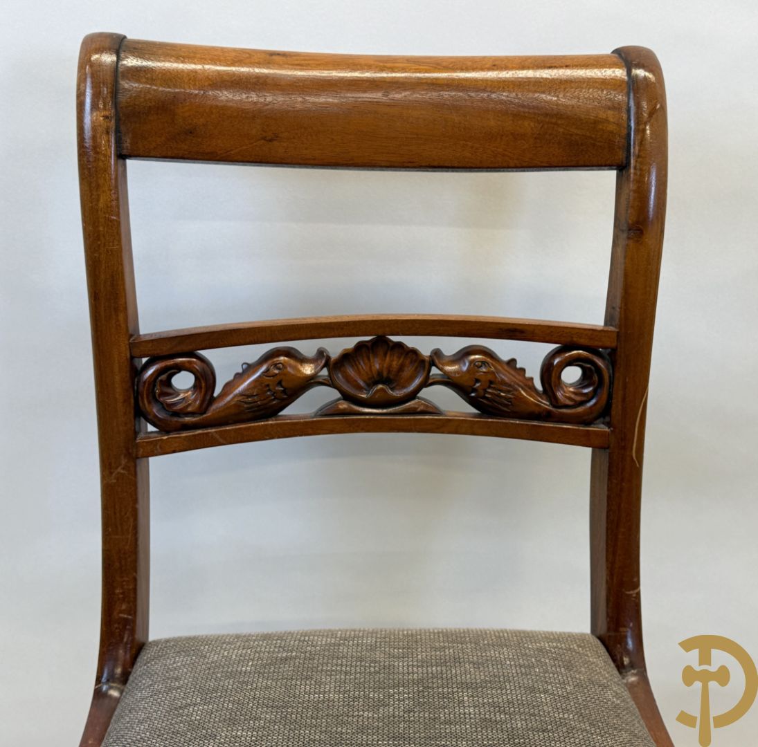 Set notelaren stoelen met sculptuur van dolfijnen in de rug, bestaande uit zes stoelen en 2 armzetels