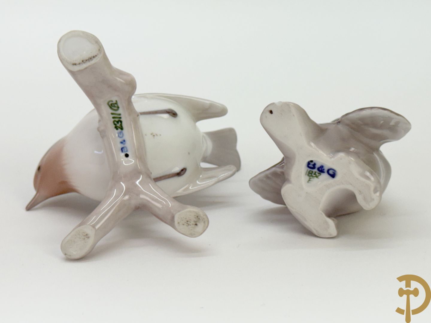 Reeks biscuitbeelden in Royal Copenhagen o.a. saterfiguur met bok, vogeltjes, hond, muis, ijsbeer, schaaltje