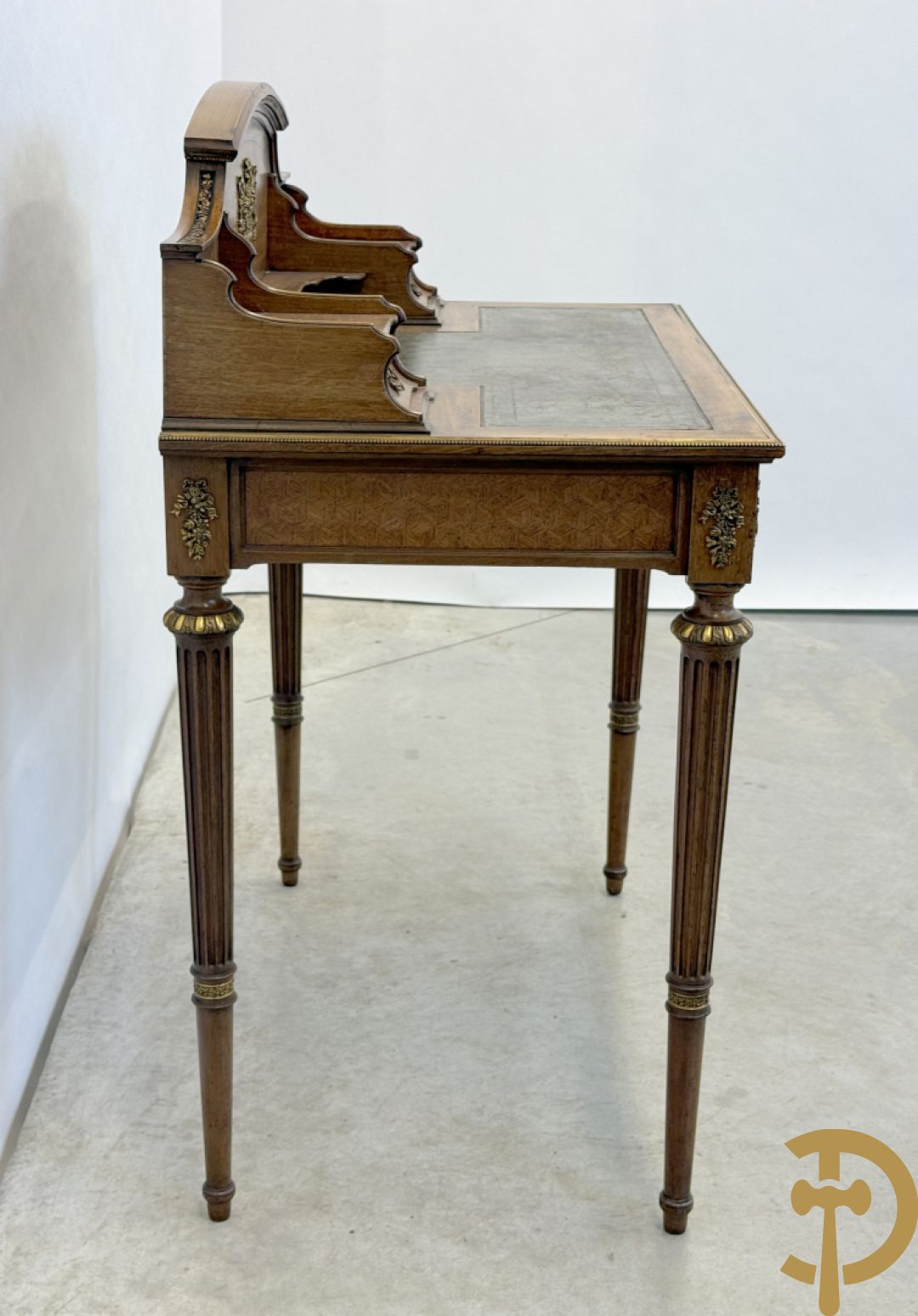 Frans notelaren damesschrijfbureel met marketterie, bronsbeslag, lederen blad, grote lade onderaan en 2 kleine lades boven, 19e