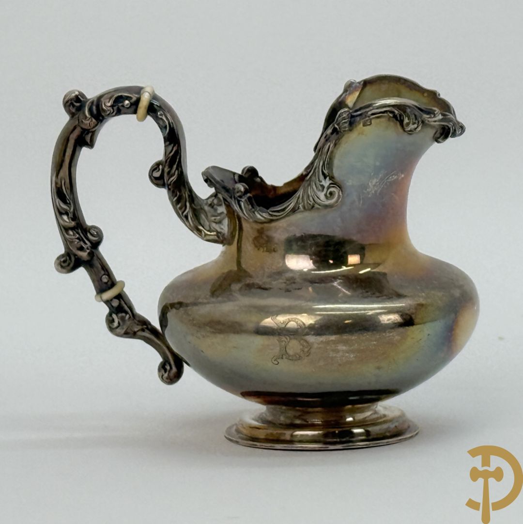 Zilveren koffiekan + bijhorende melk- en suikerpot, Louis XV stijl