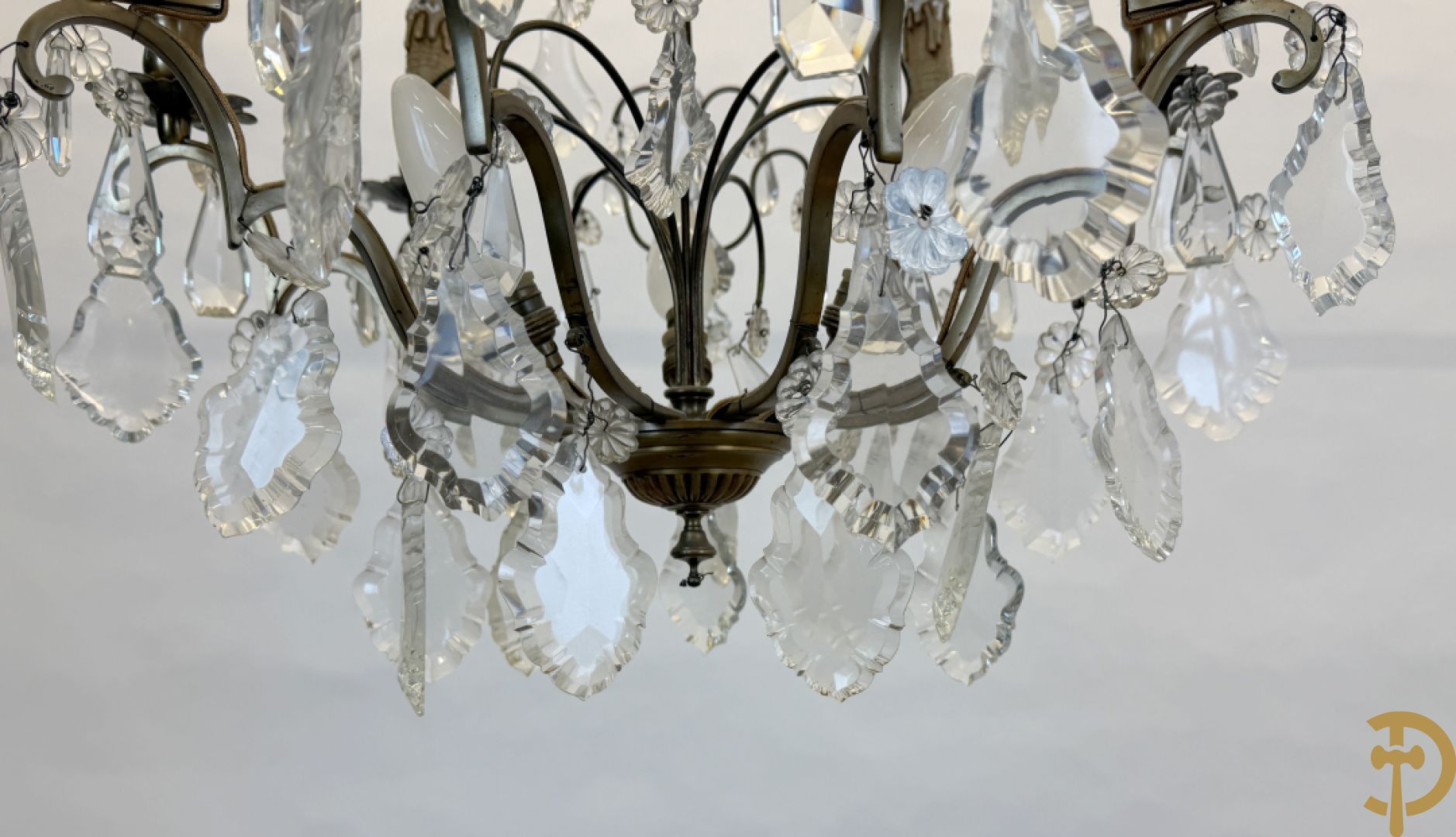 Franse koperen luchter met zes lichtpunten en kristallen bellen