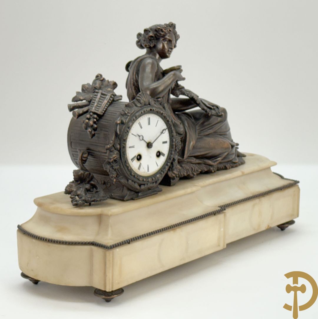 Kunstbronzen pendule liggende dame met beker op marmeren sokkel