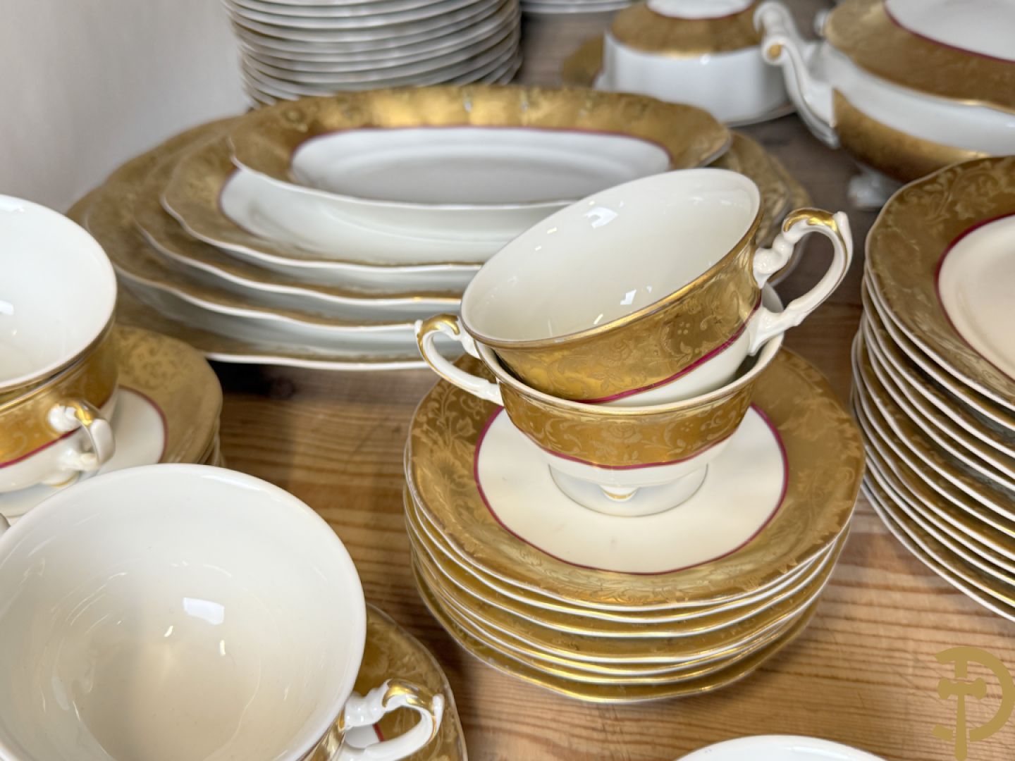 Verguld porseleinen servies met bloemenmotieven