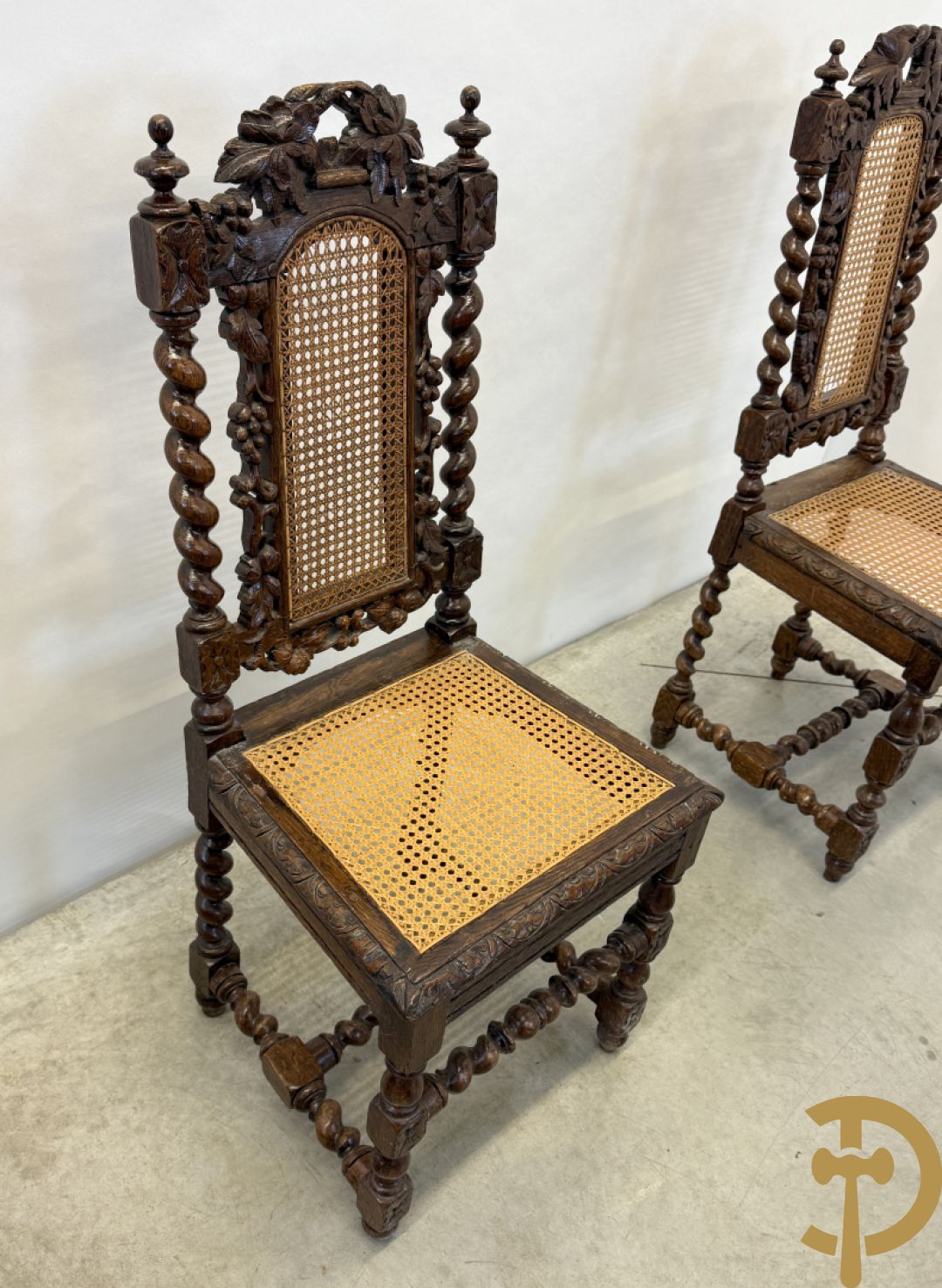 Eiken ovale jachttafel met 4 verschillende dieren + zes stoelen met canage op getorste poten (verschillende modellen)