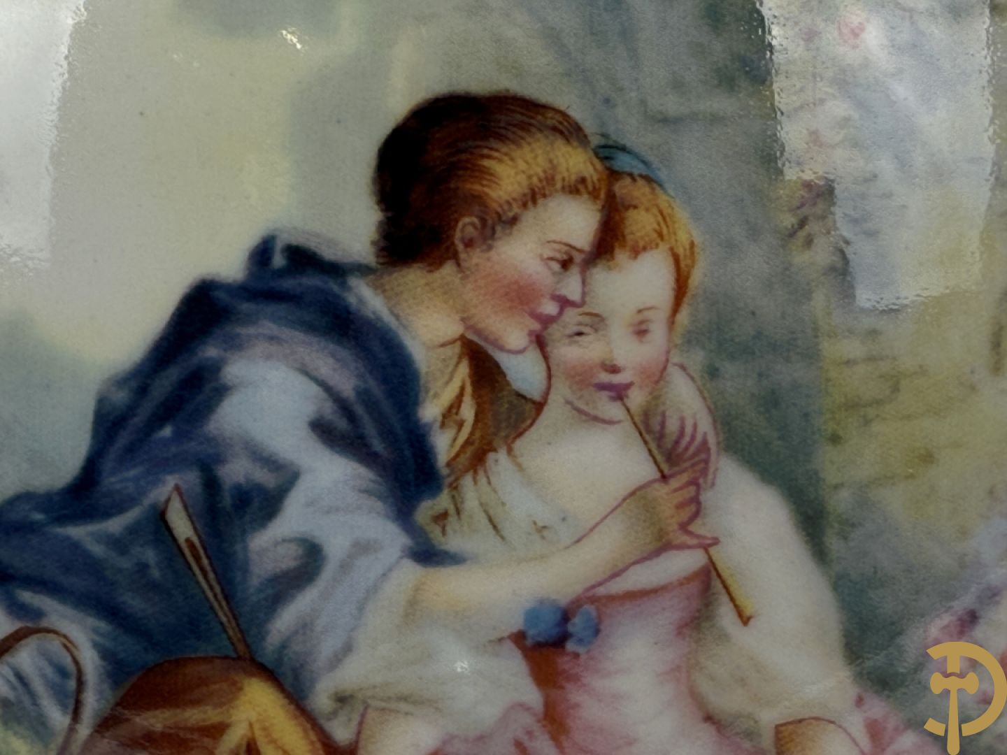 Paar porseleinen Sèvres stijl dekselpotiches met dubbel bedrukt romantisch decor en bezet met bronzen ornamenten