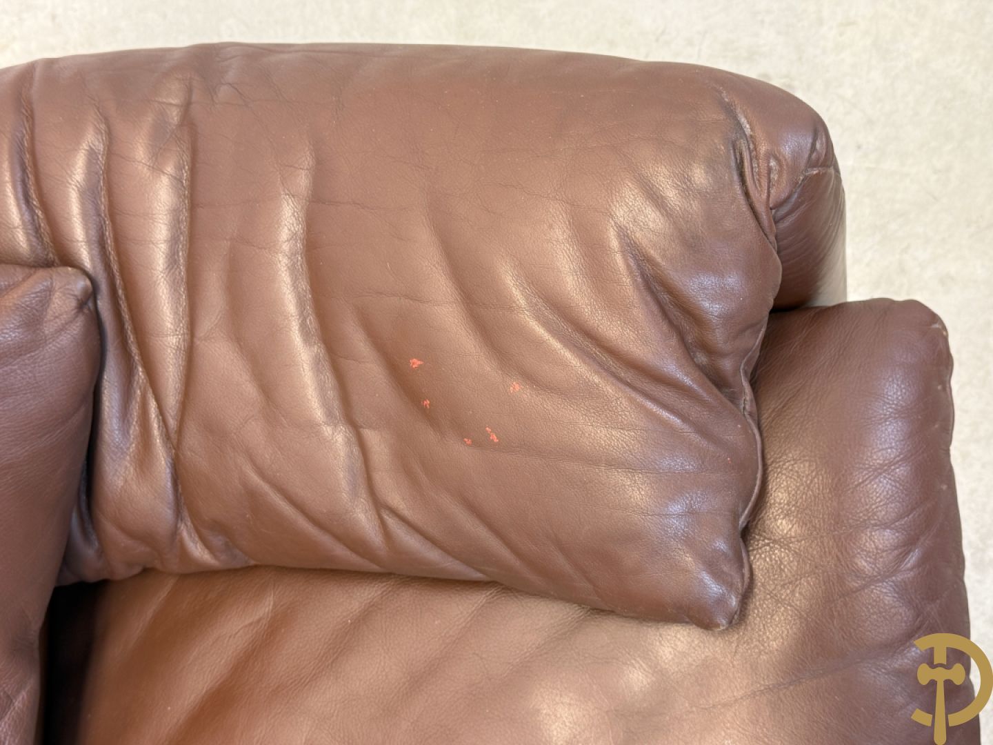 Paar bruin lederen canapé