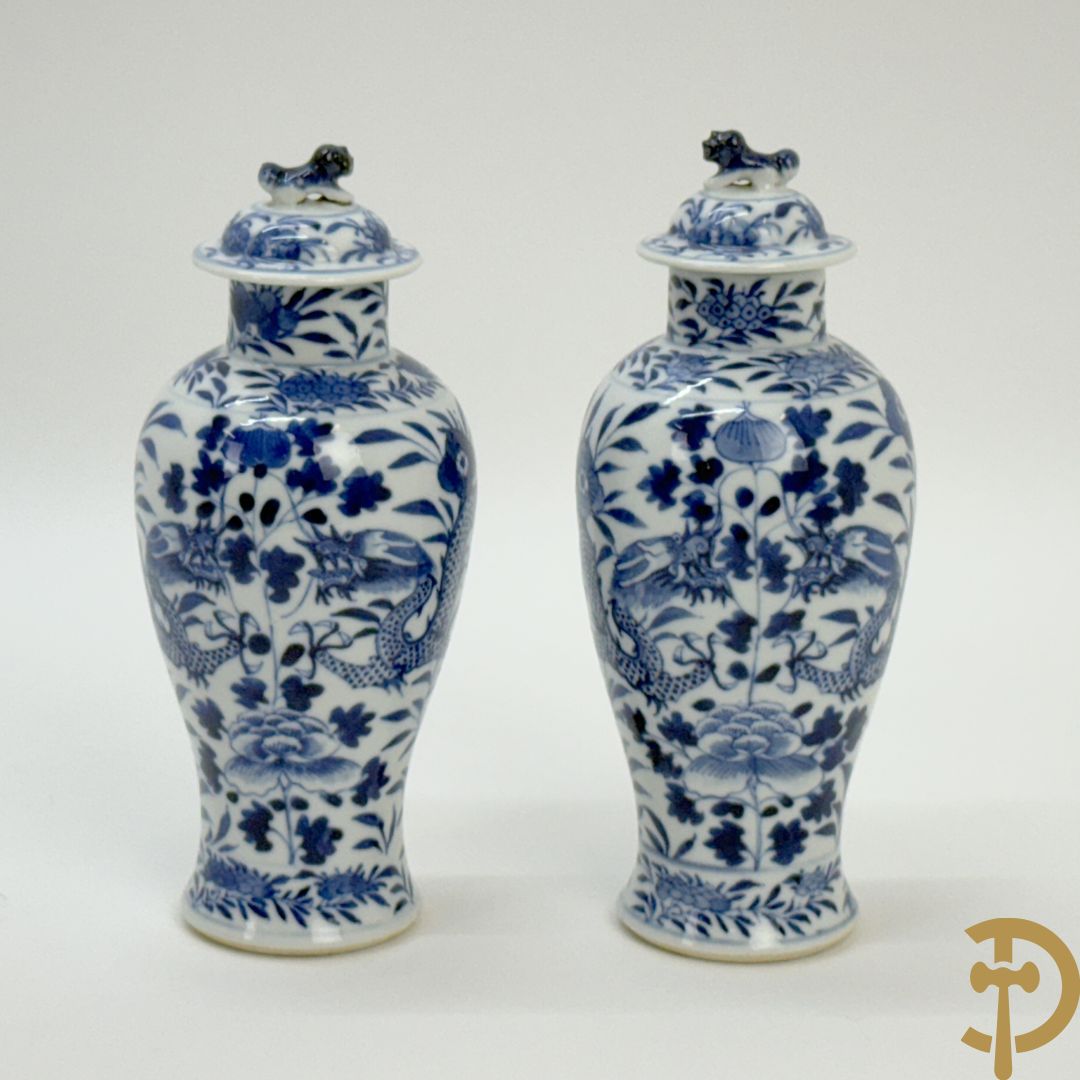 Paar Chinese porseleinen blauw/wit dekselvaasjes met drakendecor, onderaan gemerkt