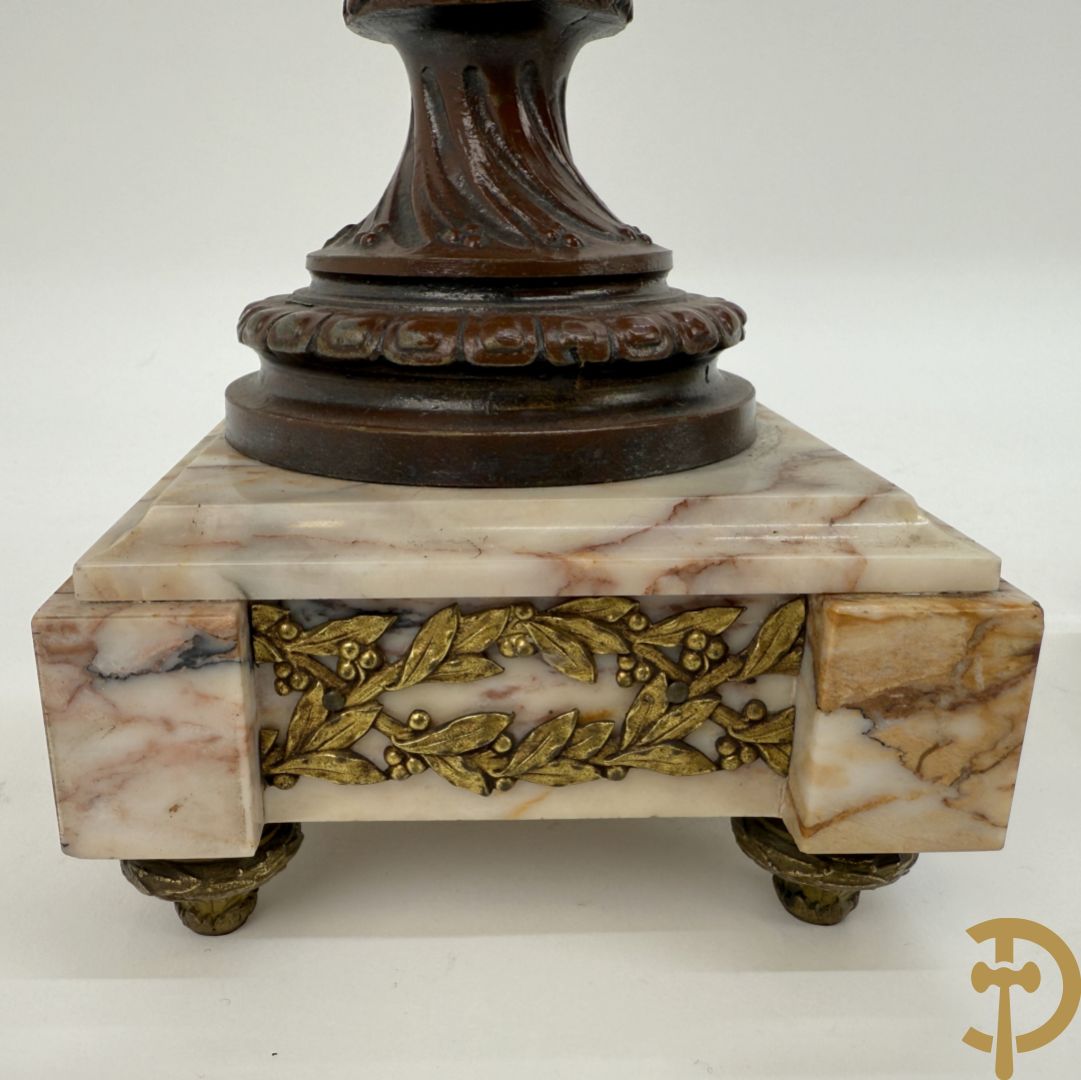 Driedelige zamak garnituur bestaande uit pendule 