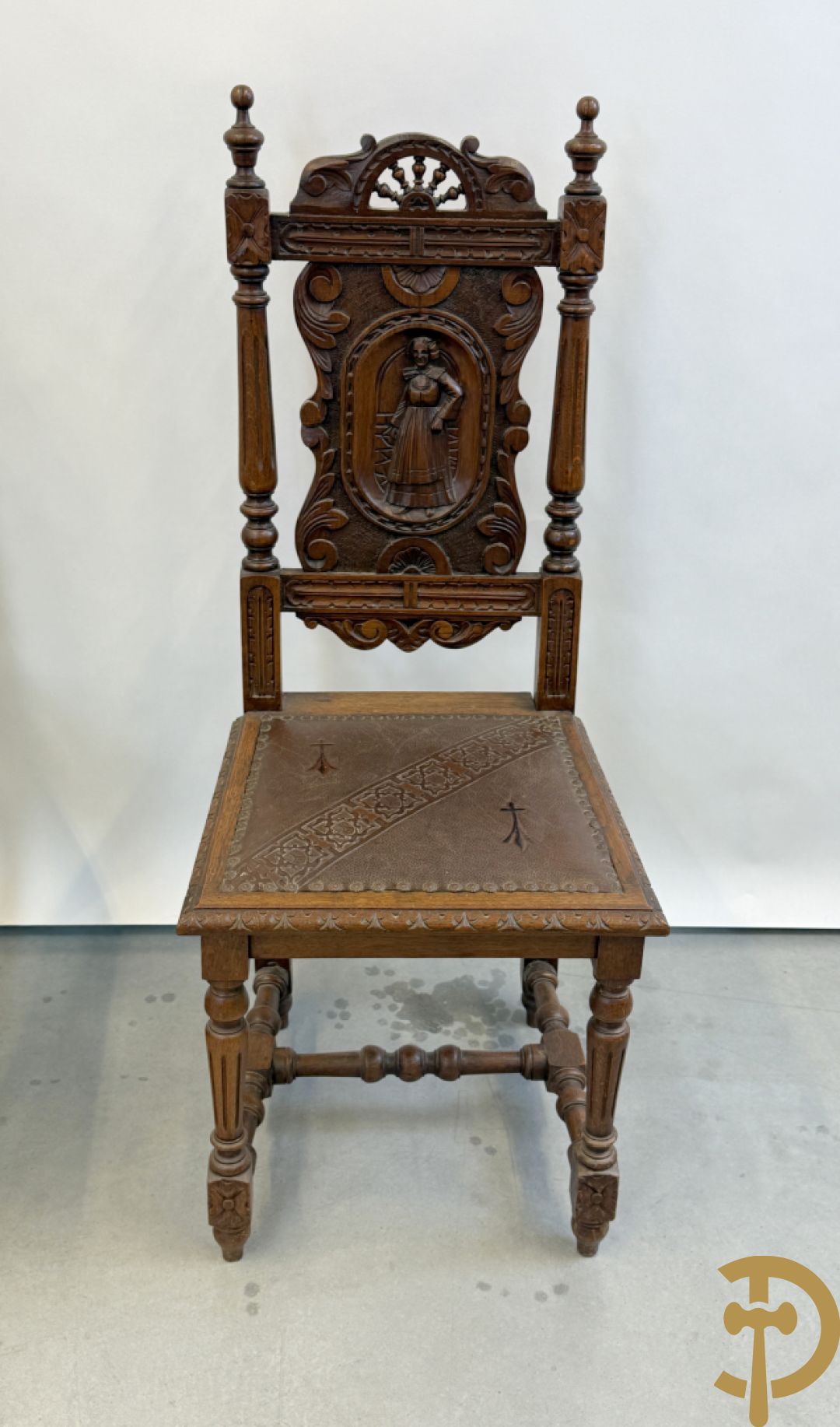 Massief eiken Bretoense eetkamer bestaande uit buffet met 3 deuren boven, 2 deuren onder, lades midden en gesculpteerde geanimeerde scènes + desserte + uittrekbare tafel + 6 stoelen + extra allonge