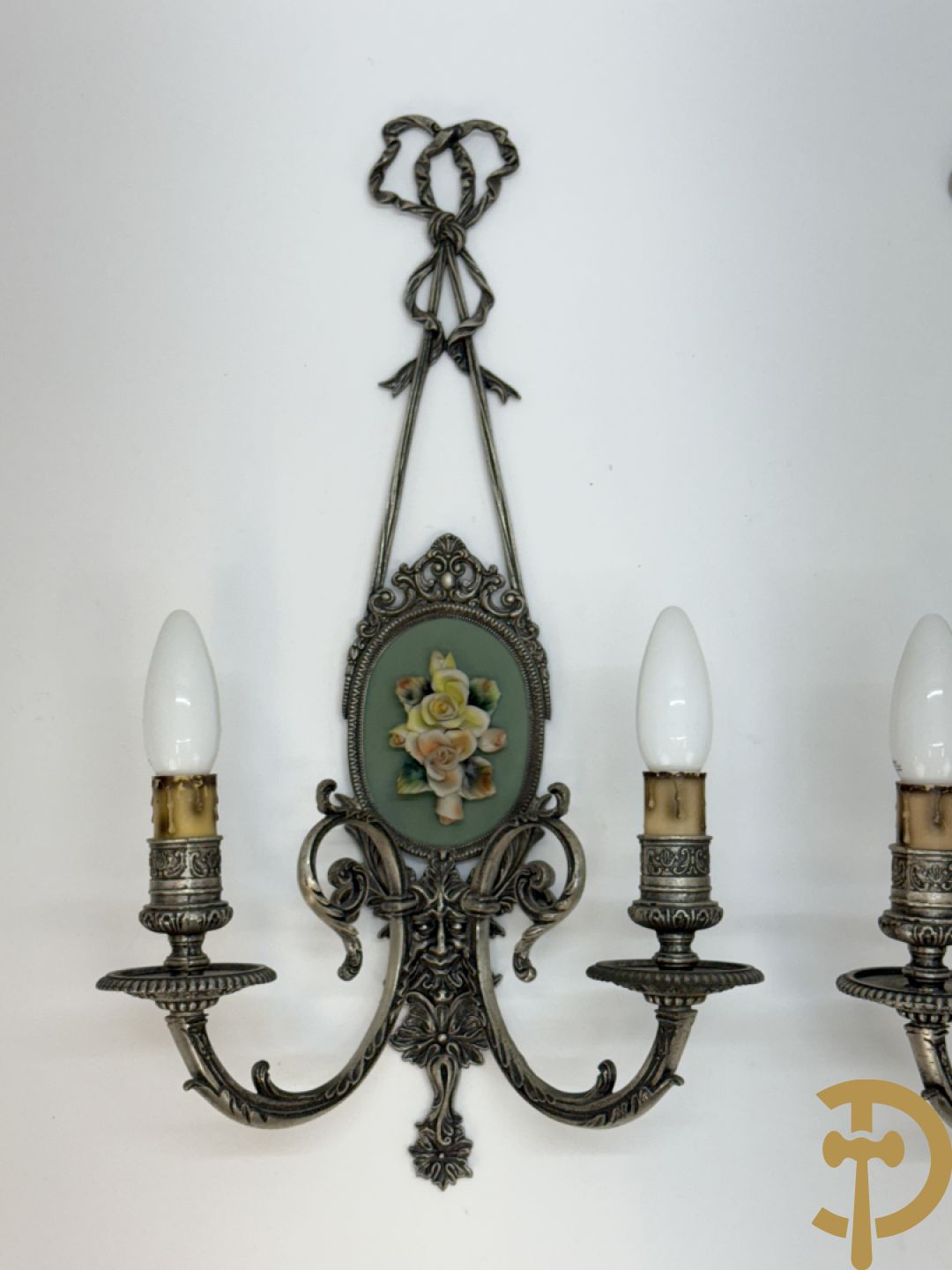 Paar verchroomde bronzen twee-armige applieken met porseleinen bloemen bezet