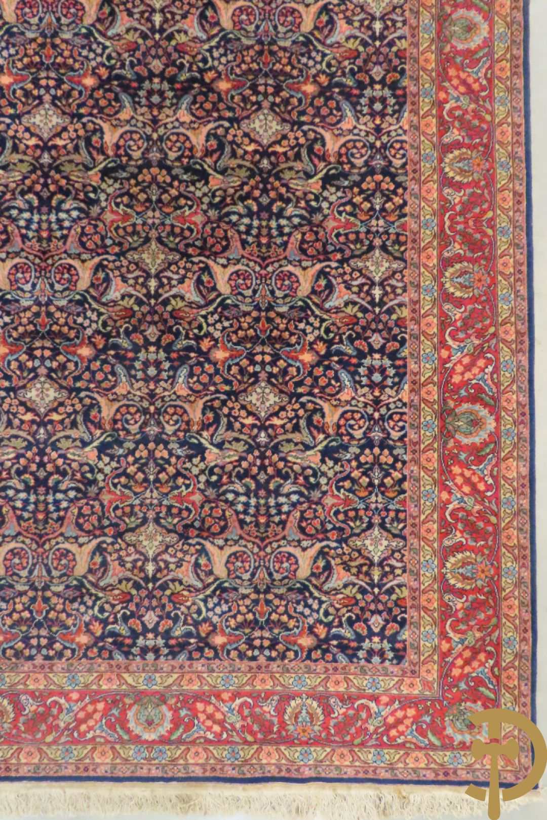 Oosters handgeknoopt tapijt met meanderend geometrisch motief en accanthusranken op blauwe fond