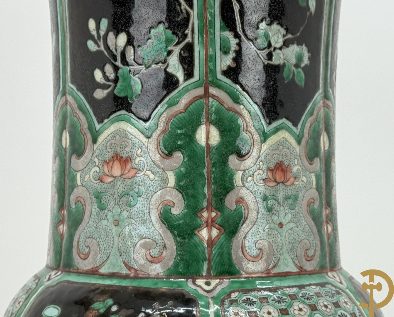 Antieke Chinese Gu vaas met geschenkendecor op zwarte fond