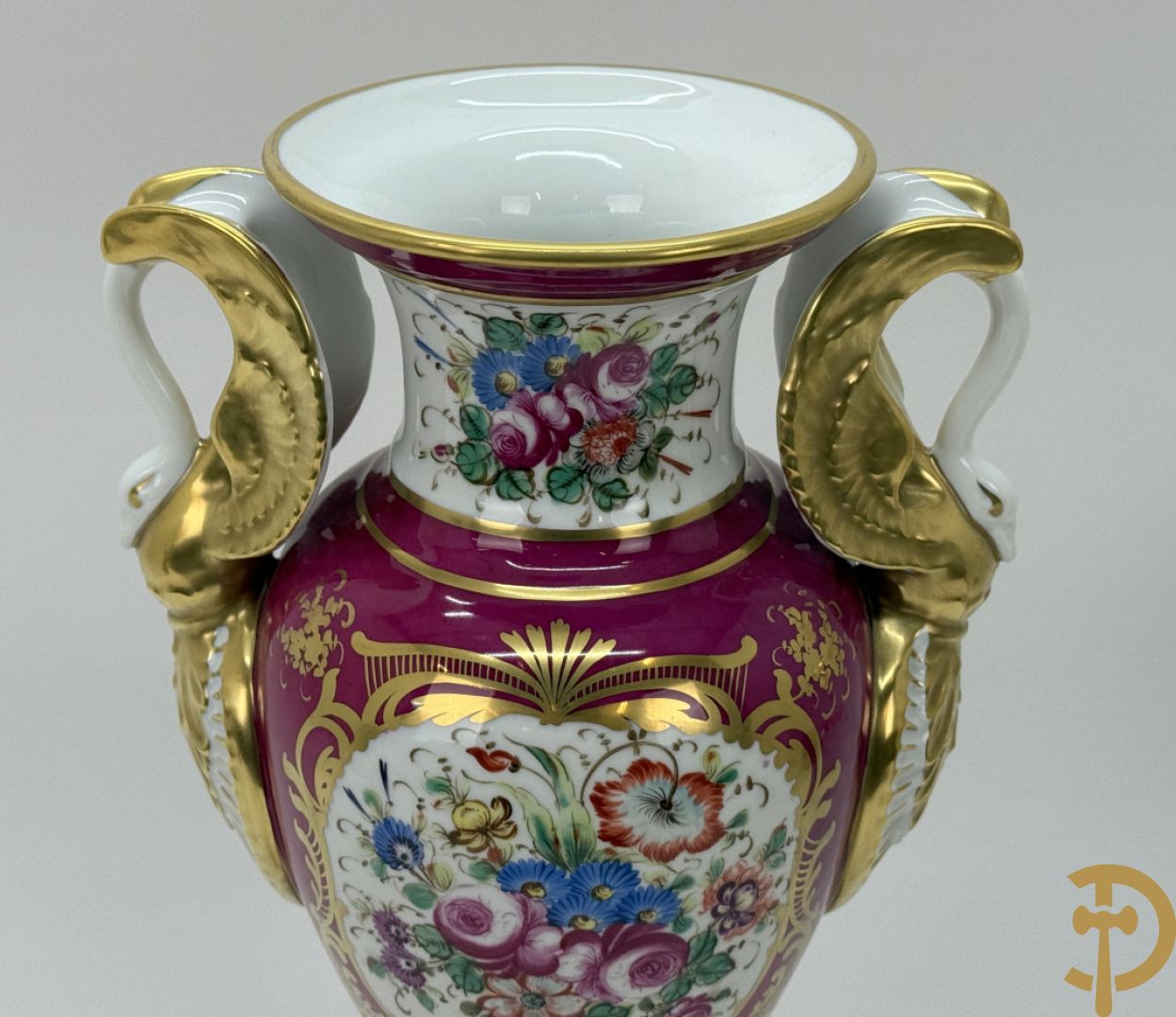 Handbeschilderde porseleinen siervaas met bloemenbeschildering en sfinxen + paar porseleinen cachepots met bloemendecor + 3 porseleinen  kopjes en schoteltjes