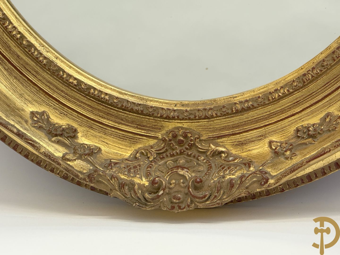 Twee ovale Louis XV lijsten (1 met spiegel en 1 met glas)