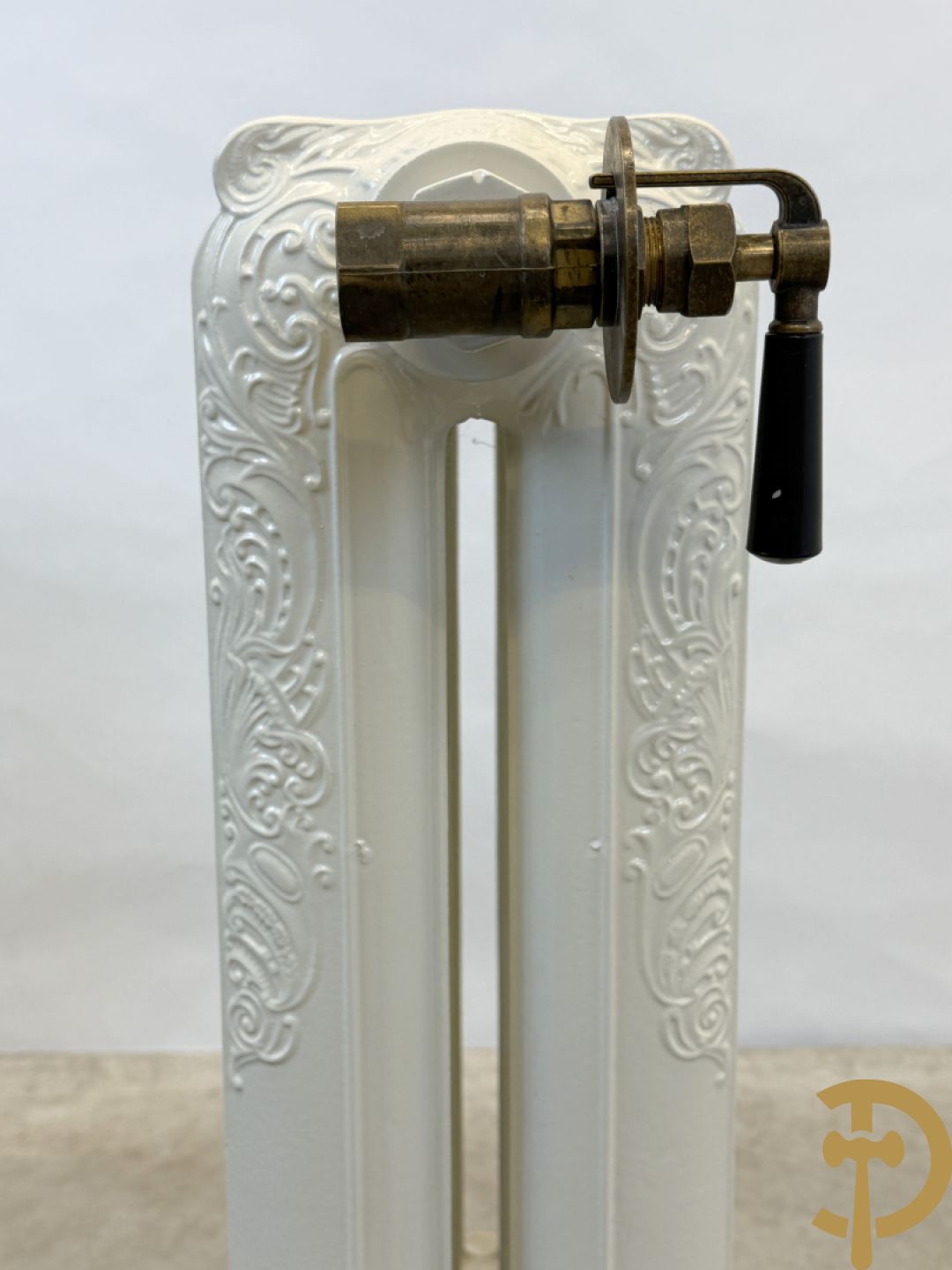 Gietijzeren Art Nouveau stijl radiator met 6 elementen op glazen pootjes - met bijhorende accessoires