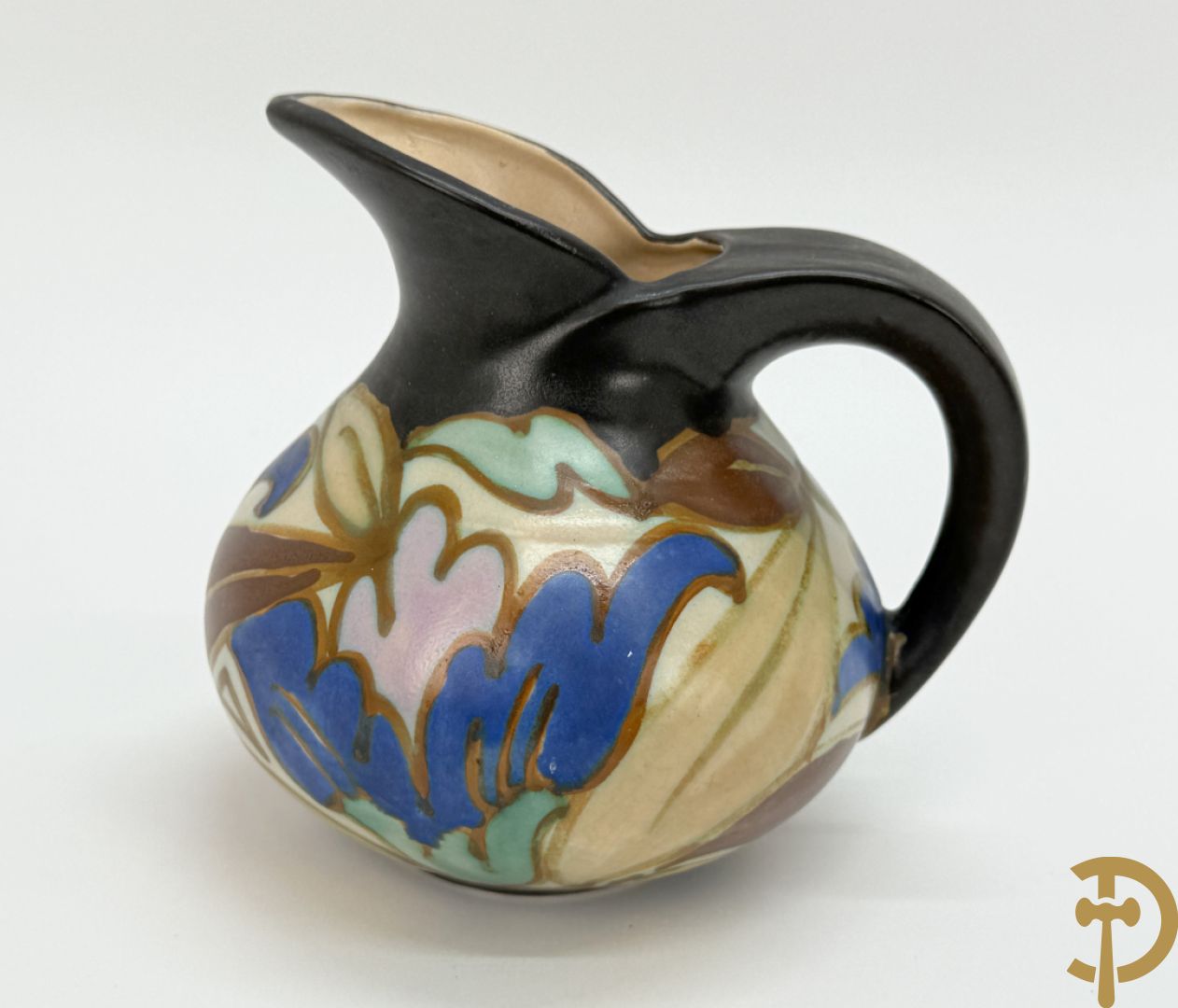 Drie borden in meerkleurige Gouda faience + kandelaar in Gouda faience + 2 vazen in Gouda + bonbonnière Gouda + vaasje Bergen