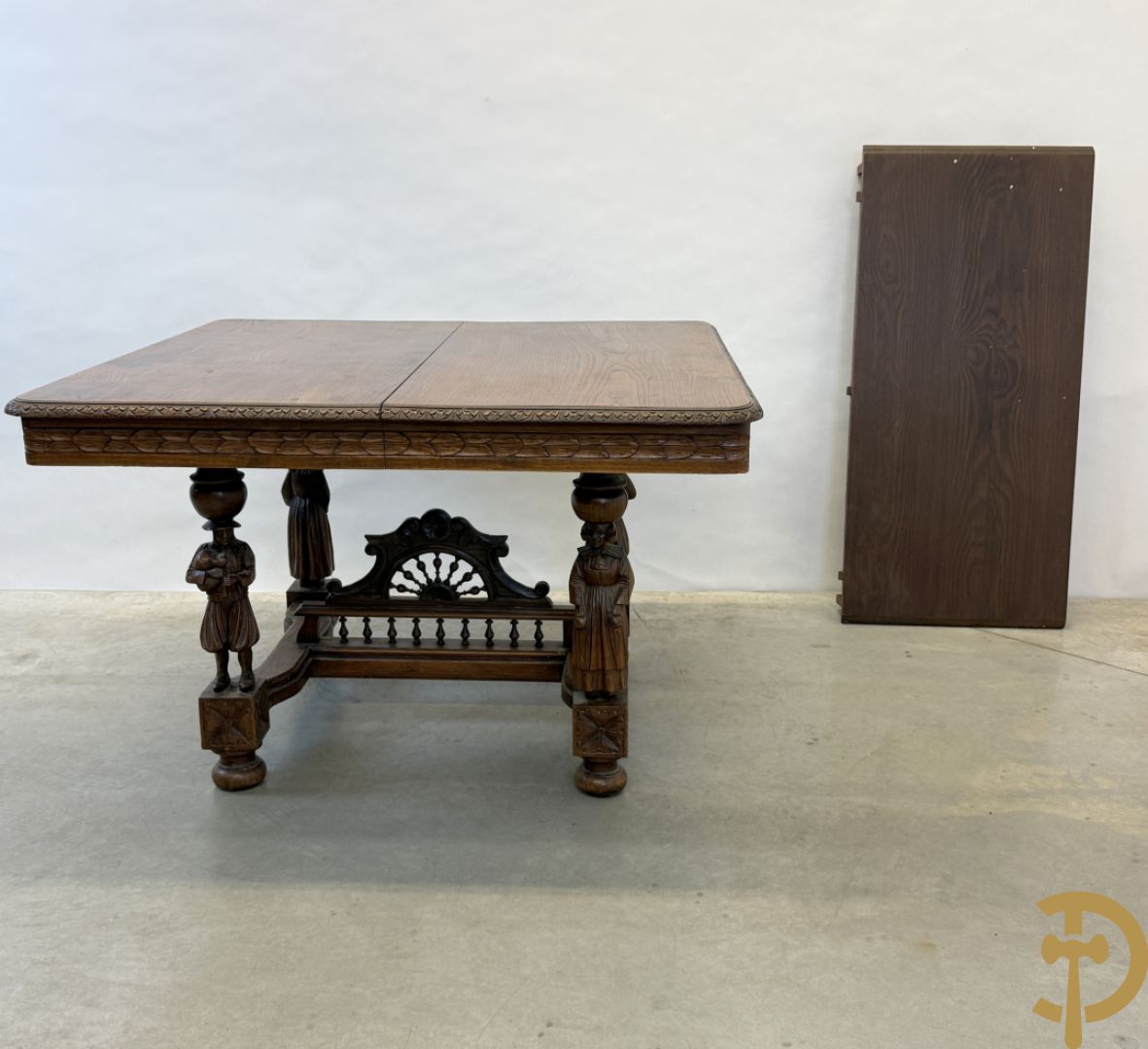 Massief eiken Bretoense eetkamer bestaande uit buffet met 3 deuren boven, 2 deuren onder, lades midden en gesculpteerde geanimeerde scènes + desserte + uittrekbare tafel + 6 stoelen + extra allonge