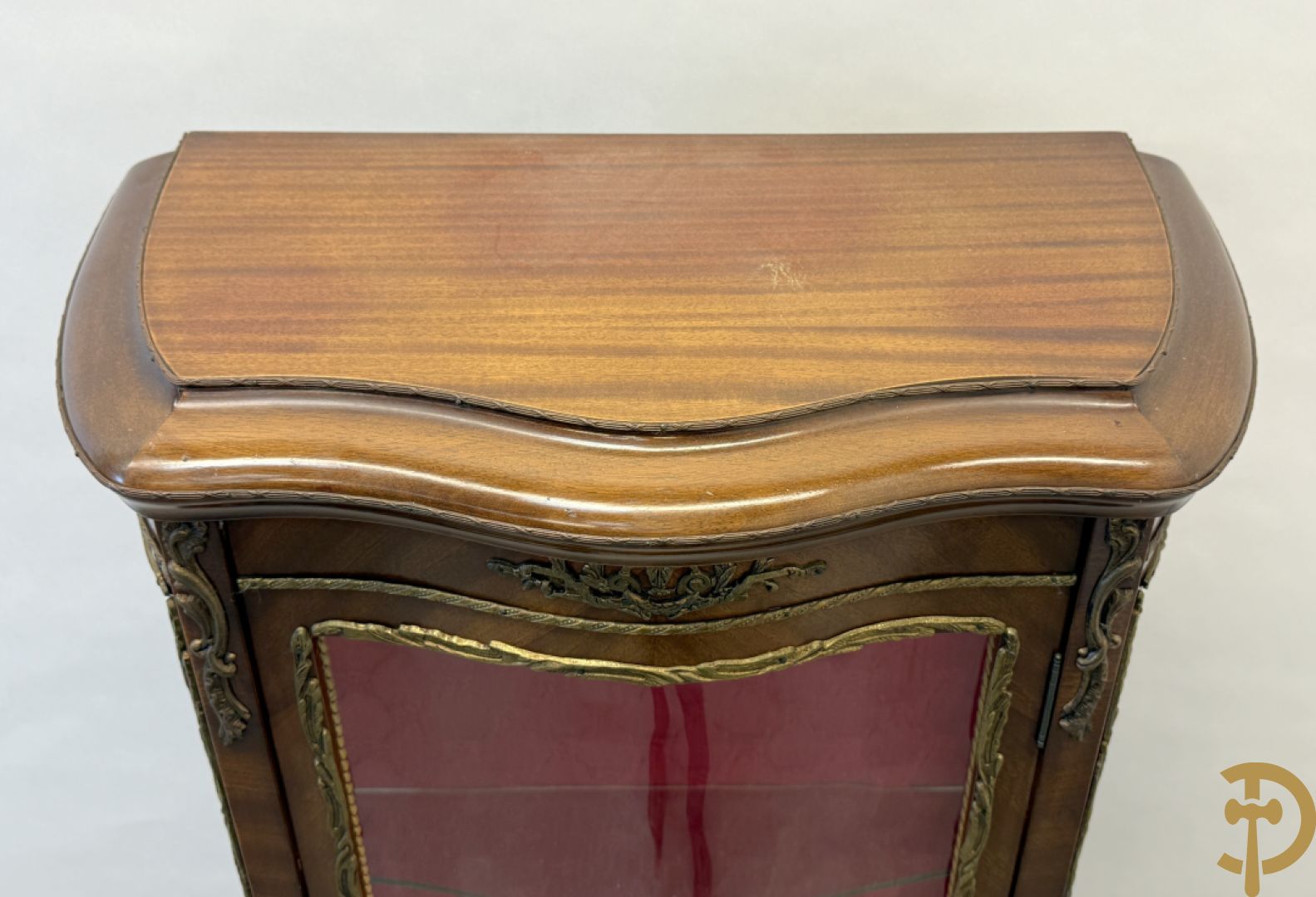 Notelaren gebombeerde Louis XV vitrine met handbeschilderde romantische taferelen en bezet met bronsbeslag