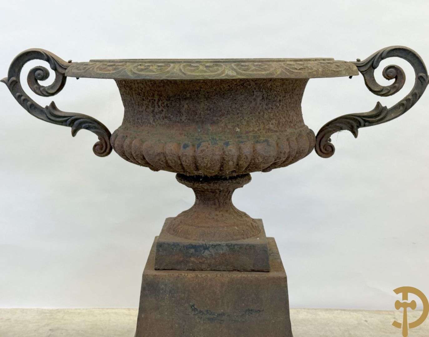 Kelkvormige amfoorvaas op gietijzeren sokkel