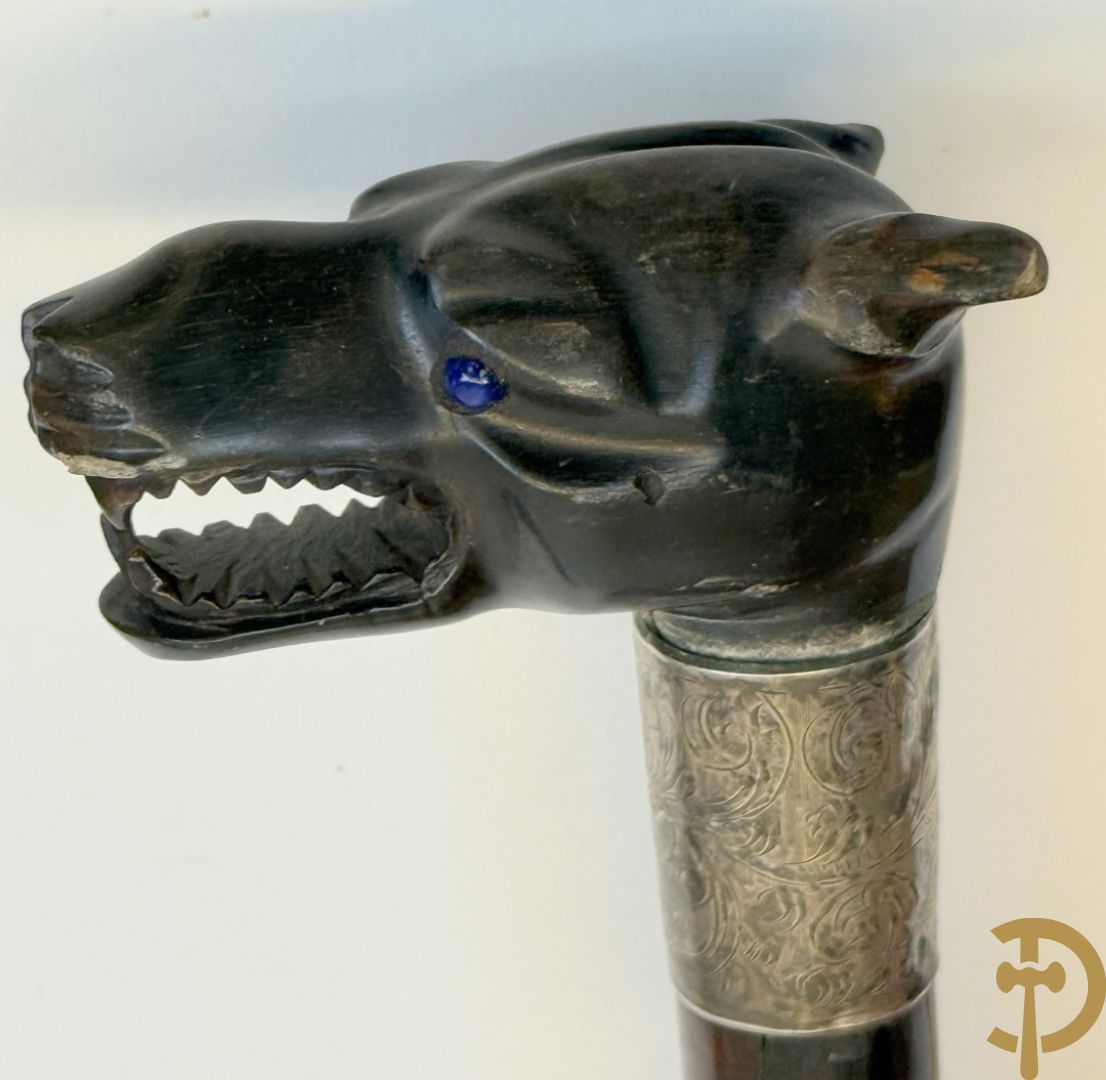 Verzameling wandelstokken met o.a. dierenhoofden en zilveren ornamenten