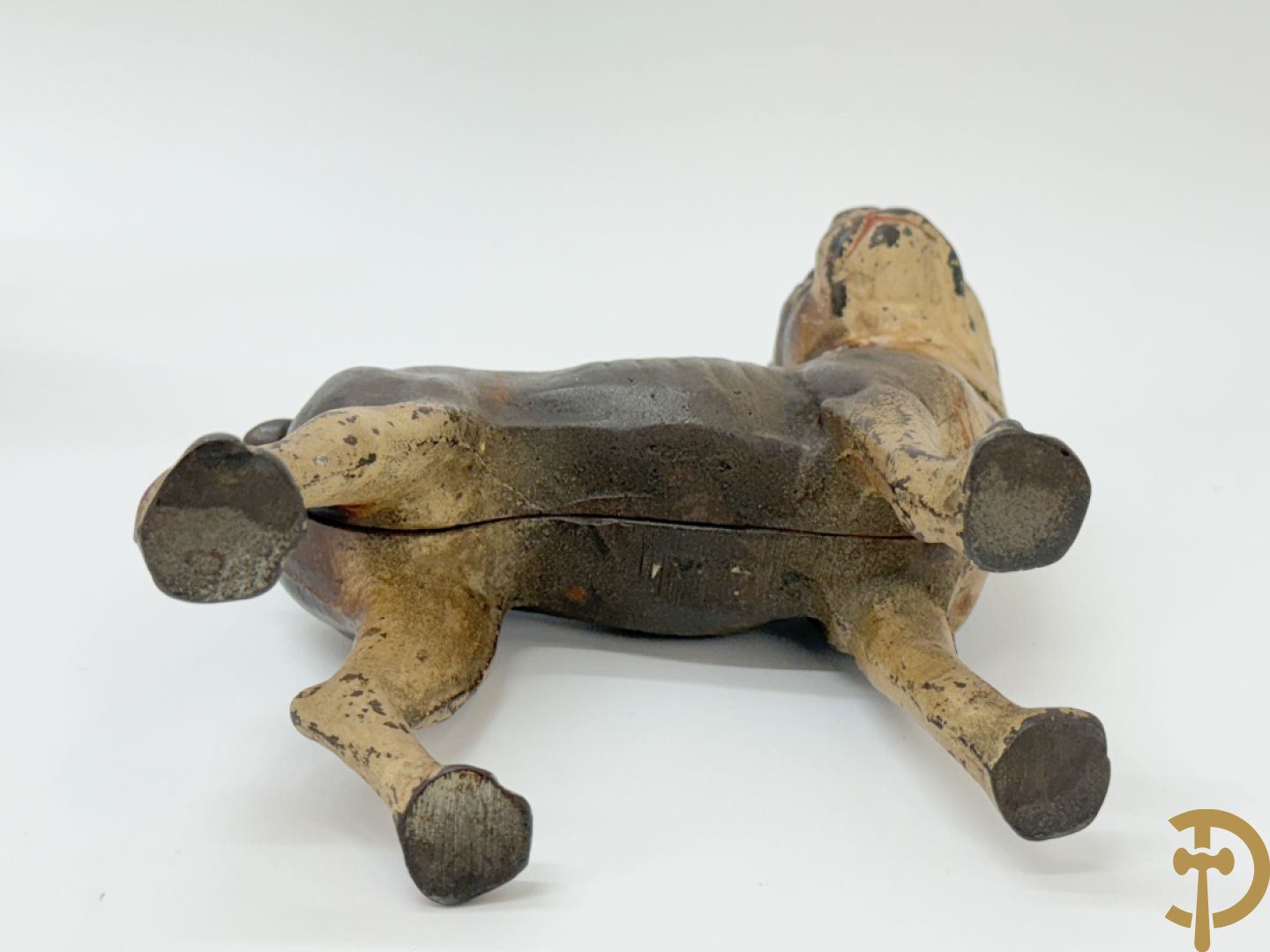 Gietijzeren Engelse hond + spaarpotten van gietijzeren varken, gipsen hond en gietijzeren kachel + verzamelobjecten Sphinx en Selles + koperen waterkraan